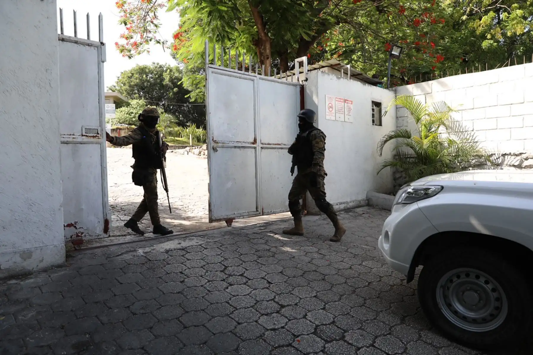 Vehículos cerca del hospital al que llevaron a la primera dama haitiana Martine Moise. Foto: AFP
