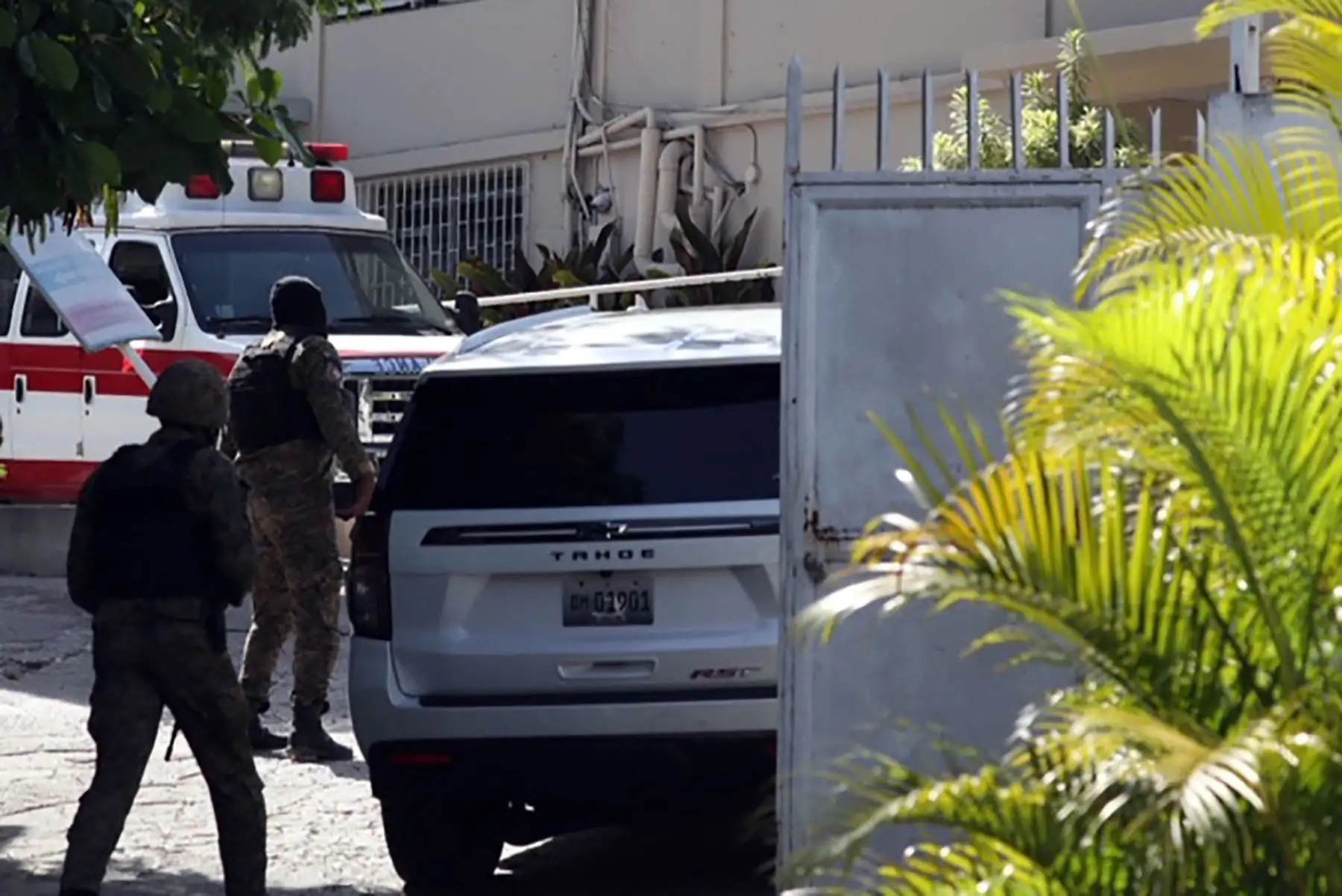 Vehículos cerca del hospital al que llevaron a la primera dama haitiana Martine Moise. Foto: AFP