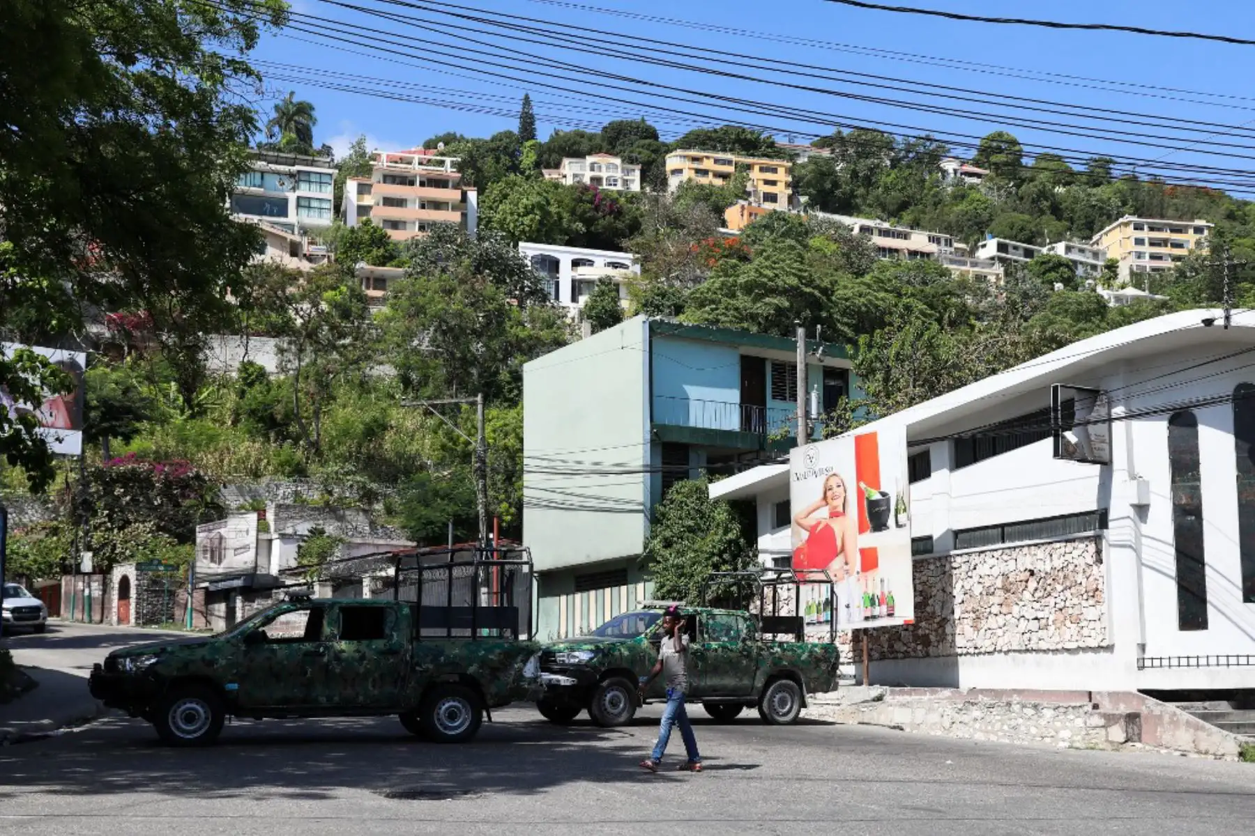 El personal militar y de seguridad haitiano bloquea la calle principal que conduce a la residencia presidencial en Puerto Príncipe, Haití. El presidente de Haití, Jovenel Moise, fue asesinado y su esposa resultó herida a principios de julio de 2021 en un ataque a su casa, anunció el primer ministro interino, un acto que corre el riesgo de desestabilizar aún más a la nación caribeña acosada por la violencia de las pandillas y la volatilidad política.

Foto: AFP
