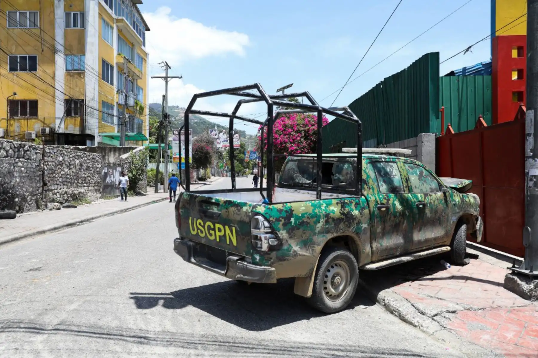 El personal militar y de seguridad haitiano bloquea la calle principal que conduce a la residencia presidencial en Puerto Príncipe, Haití. El presidente de Haití, Jovenel Moise, fue asesinado y su esposa resultó herida a principios de julio de 2021 en un ataque a su casa, anunció el primer ministro interino, un acto que corre el riesgo de desestabilizar aún más a la nación caribeña acosada por la violencia de las pandillas y la volatilidad política.

Foto: AFP