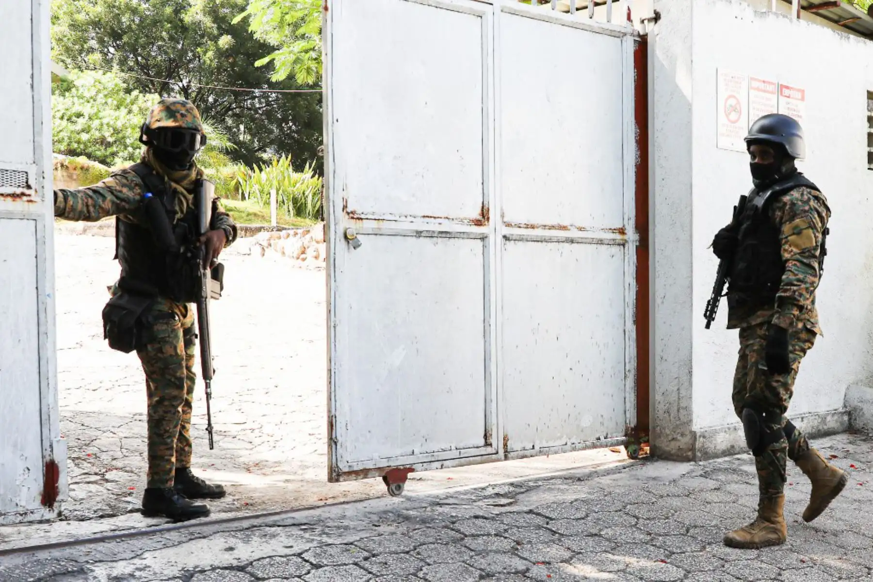 Se ve a miembros del ejército cerca del hospital donde la primera dama haitiana Martine Moise fue llevada el 7 de julio de 2021 en Puerto Príncipe, Haití. El presidente de Haití, Jovenel Moise, fue asesinado y su esposa resultó herida a principios de julio de 2021 en un ataque a su casa, anunció el primer ministro interino, un acto que corre el riesgo de desestabilizar aún más a la nación caribeña acosada por la violencia de las pandillas y la volatilidad política.

Foto: AFP