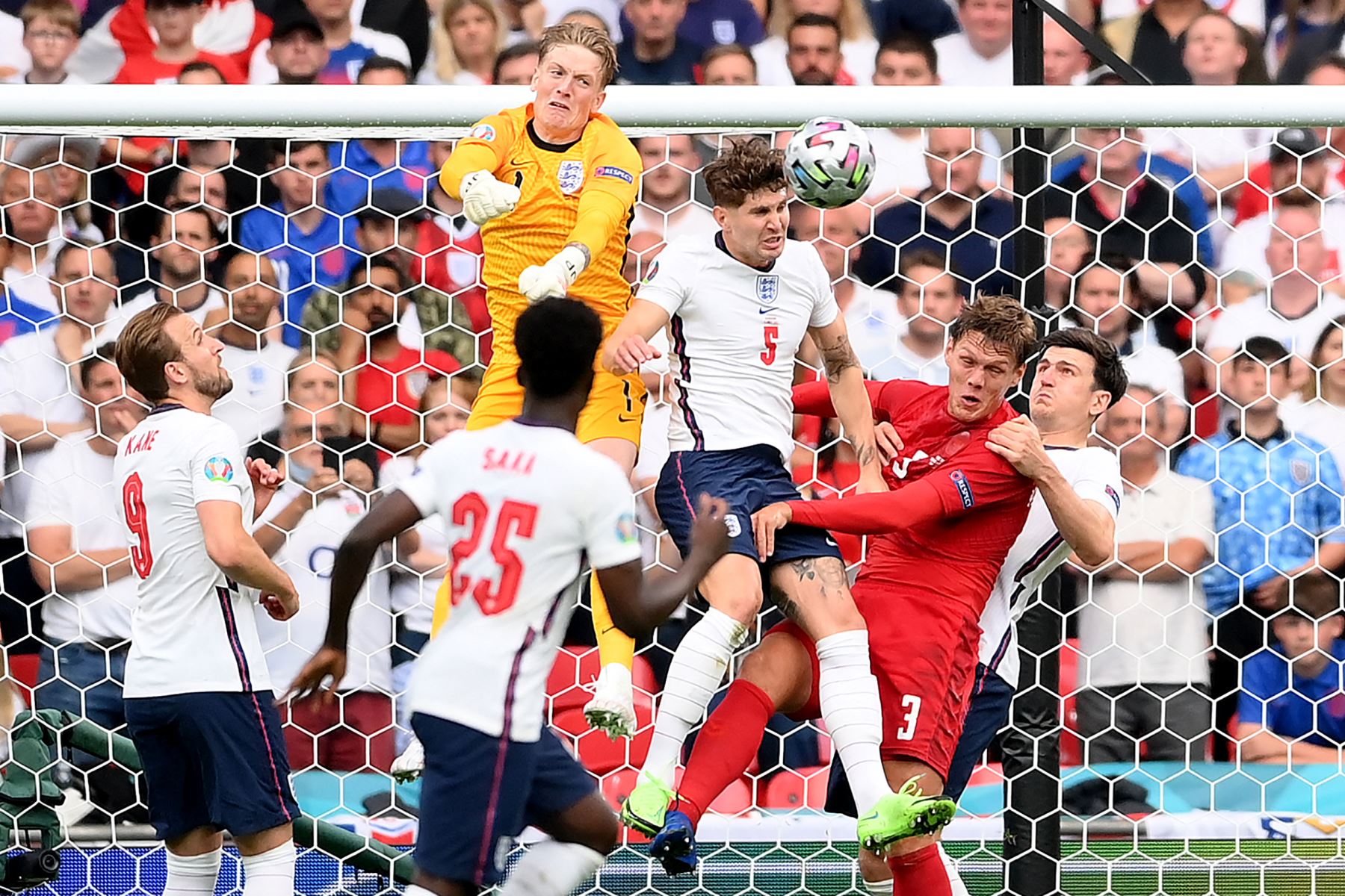El portero de Inglaterra Jordan Pickford, golpea el balón durante el partido de fútbol de semifinales de la UEFA EURO 2020 entre Inglaterra y Dinamarca en el estadio de Wembley en Londres. Foto: AFP