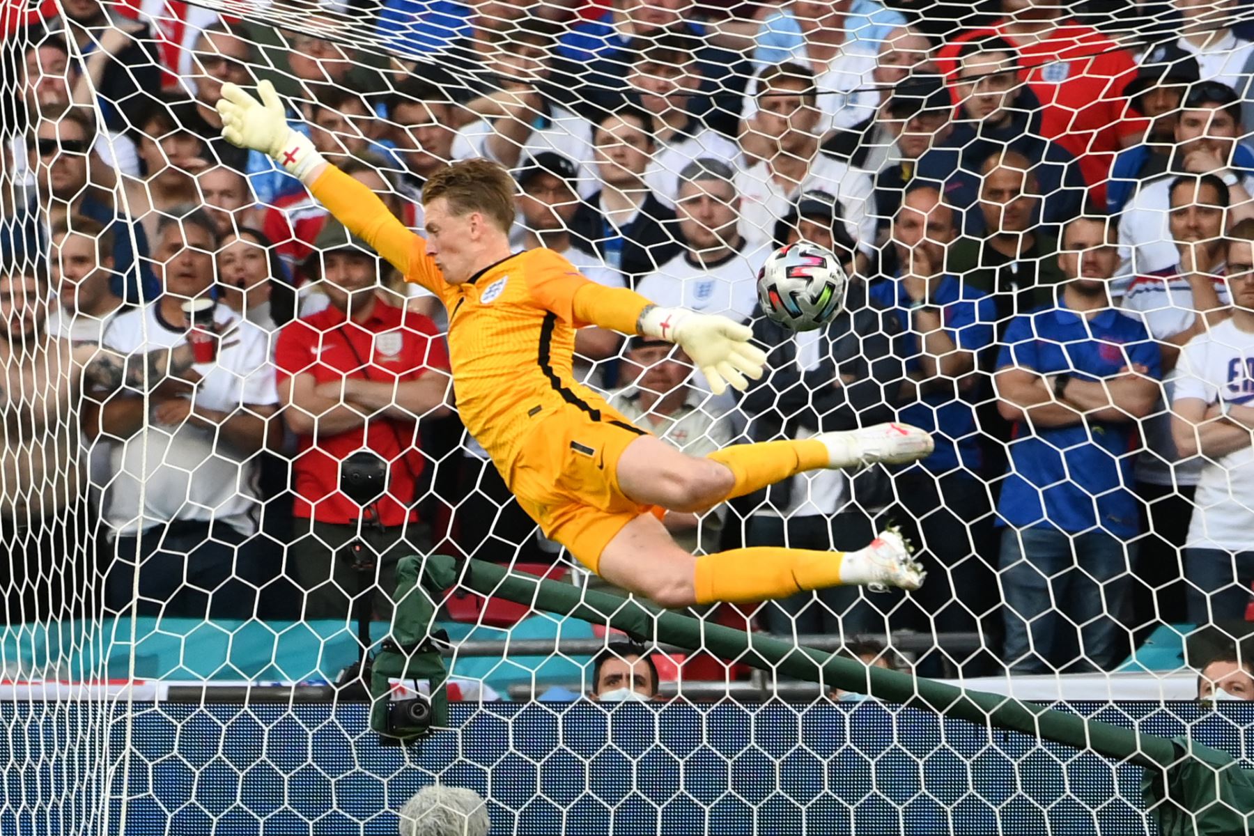 El portero de Inglaterra Jordan Pickford concede un gol durante el partido de fútbol de semifinales de la UEFA EURO 2020 entre Inglaterra y Dinamarca en el estadio de Wembley en Londres. Foto: AFP