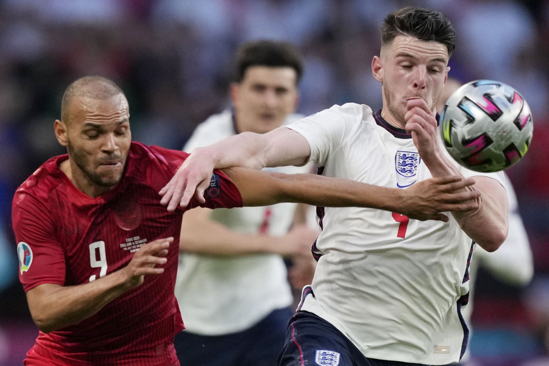 El delantero danés Martin Braithwaite,  pelea por el balón con el mediocampista inglés Declan Rice durante el partido de fútbol semifinal de la UEFA EURO 2020 entre Inglaterra y Dinamarca en el estadio de Wembley en Londres. Foto: AFP