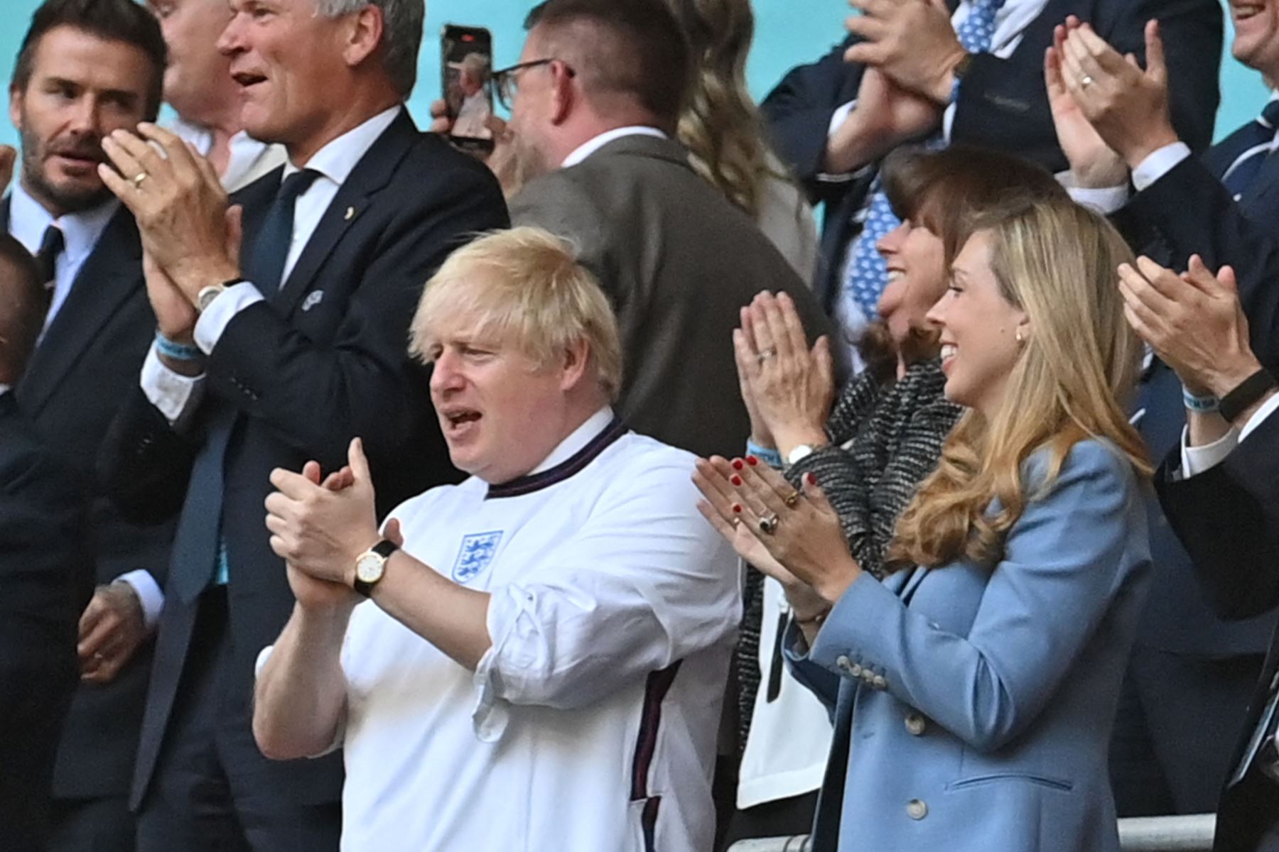 El primer ministro del Reino Unido, Boris Johnson  y su esposa Carrie, celebran el empate durante el partido de fútbol de semifinales de la UEFA EURO 2020 entre Inglaterra y Dinamarca. Foto: AFP