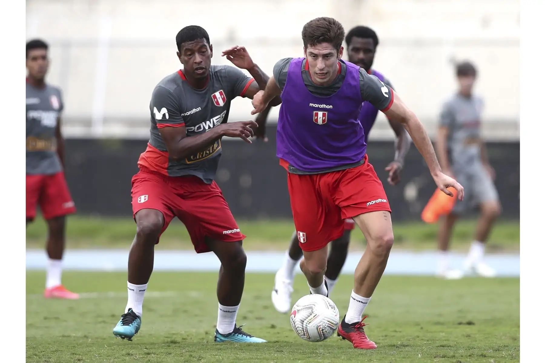 Santiago Ormeño y Miguel Araujo de la Selección peruana entrenan previo a su viaje a Brasilia para enfrentar a Colombia por el tercer lugar de la Copa América 2021. Foto: FPF