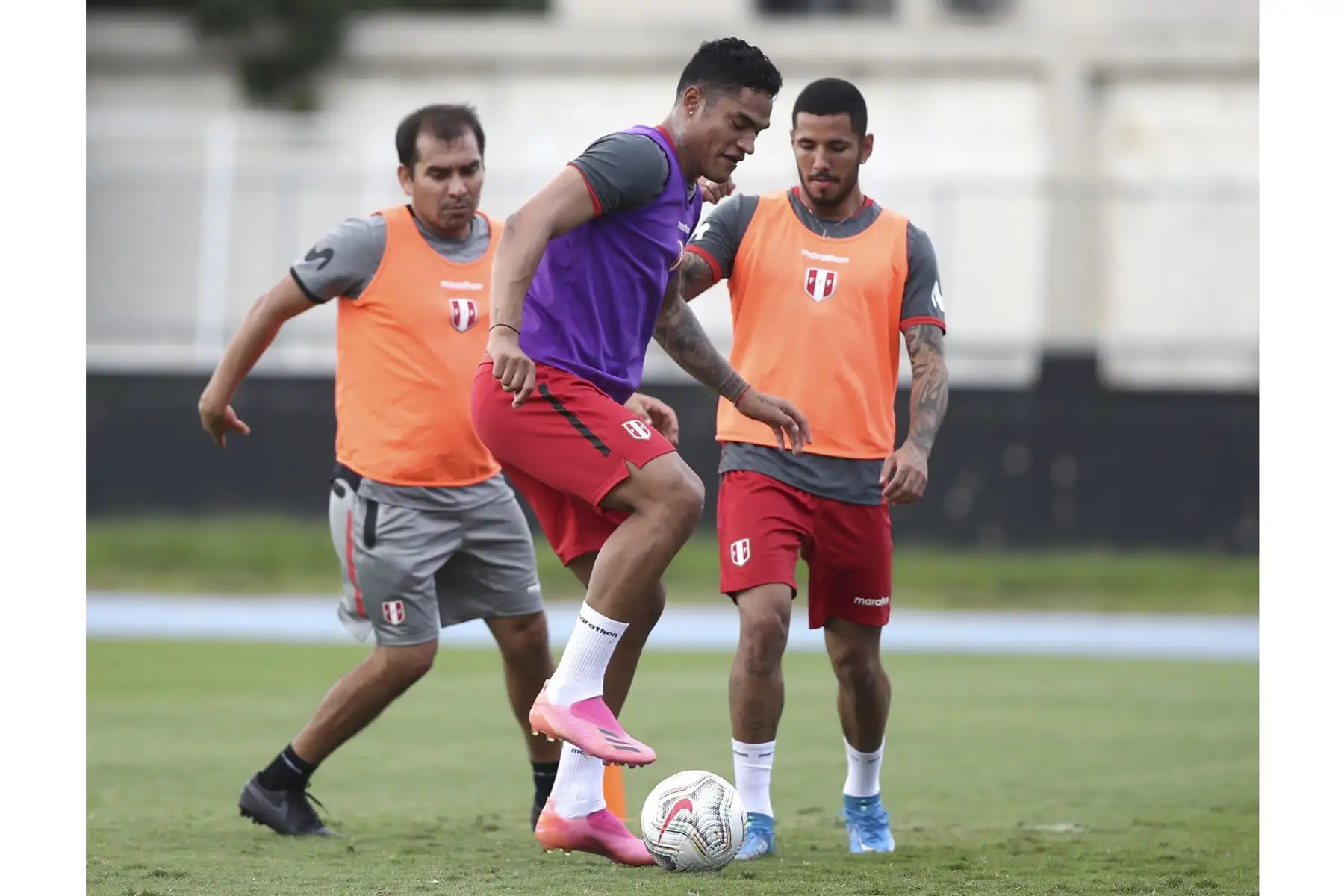 Anderson Santamaría de la Selección peruana entrenó previo a su viaje a Brasilia para enfrentar a Colombia por el tercer lugar de la Copa América 2021. Foto: FPF