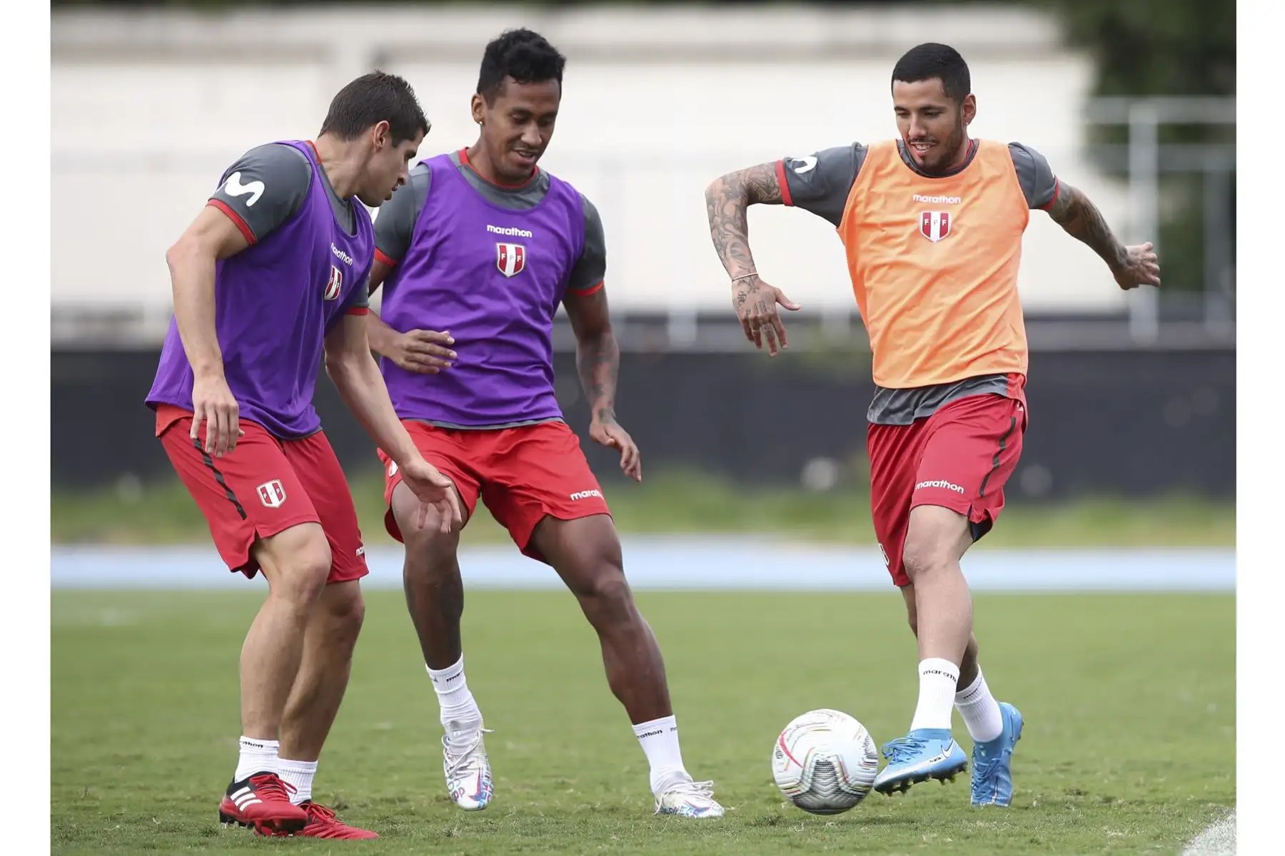 Sergio Peña, Renato Tapia y Aldo Corzo de la Selección peruana entrenan previo a su viaje a Brasilia para enfrentar a Colombia por el tercer lugar de la Copa América 2021. Foto: FPF