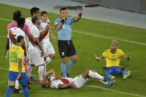 El árbitro Roberto Tobar fue acusado de insultar a los jugadores peruanos durante el partido contra Brasil