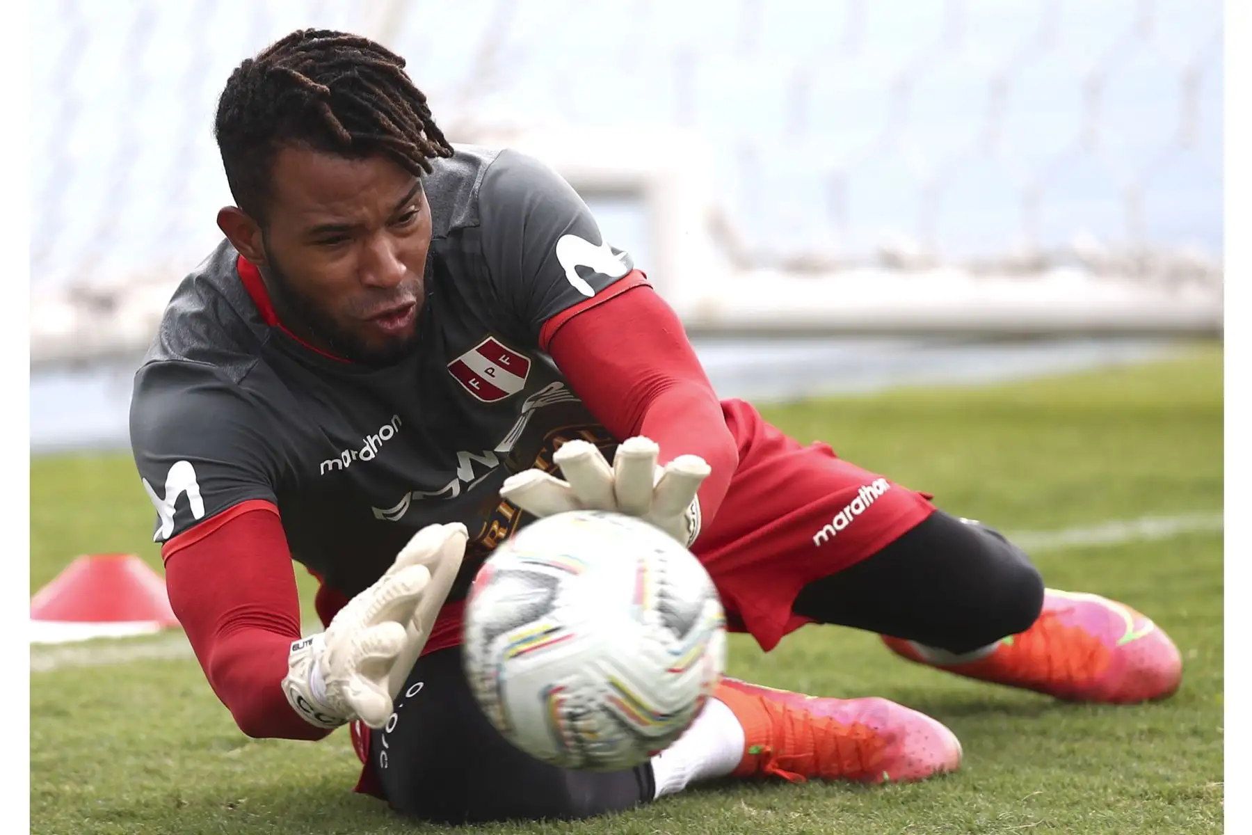 Carlos Cáceda de la Selección peruana entrenó previo a su viaje a Brasilia para enfrentar a Colombia por el tercer lugar de la Copa América 2021. Foto: FPF