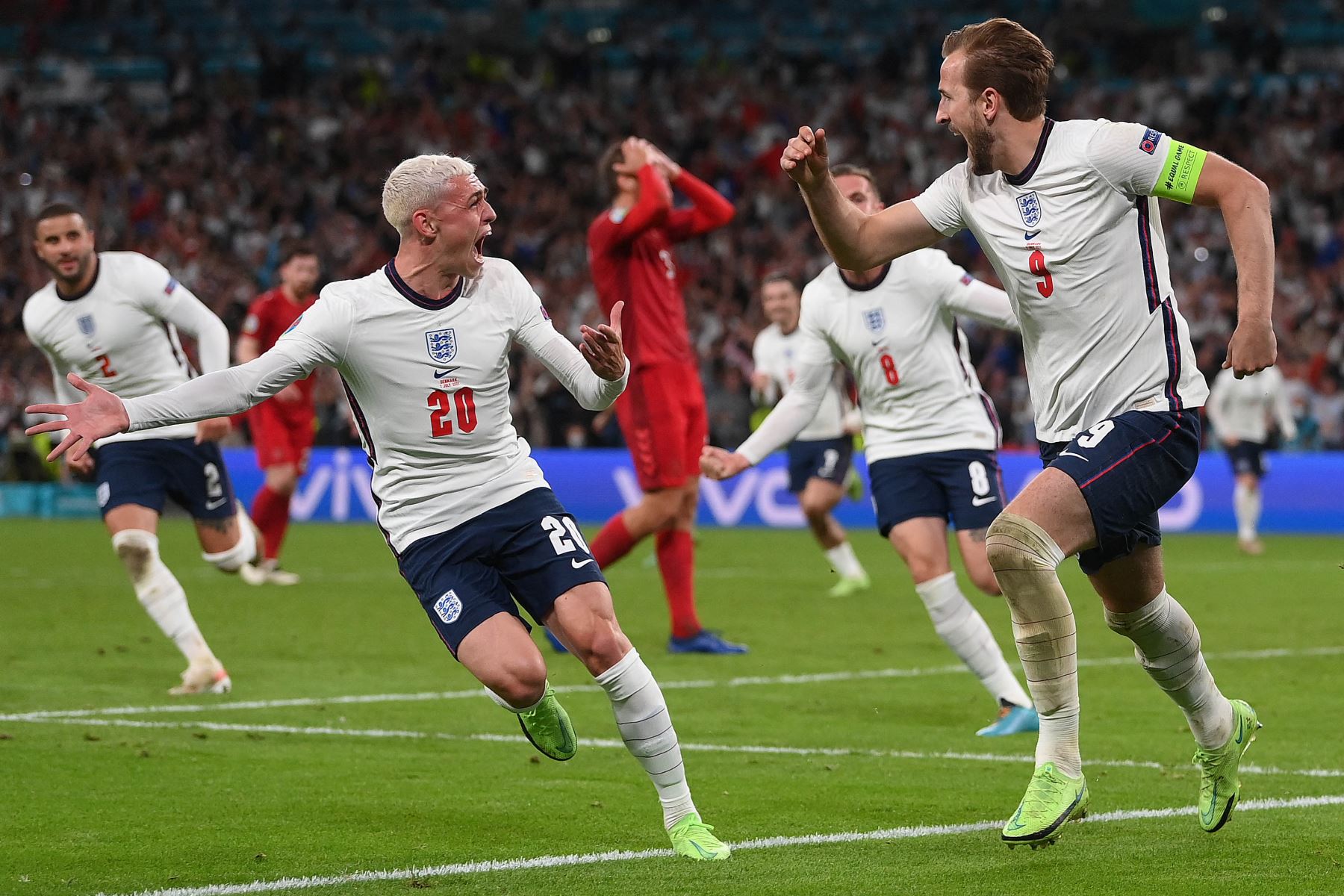 El delantero de Inglaterra Harry Kane celebra con el mediocampista de Inglaterra Phil Foden después de marcar un gol durante el partido de fútbol semifinal de la UEFA EURO 2020 entre Inglaterra y Dinamarca en el estadio de Wembley en Londres. Foto: AFP