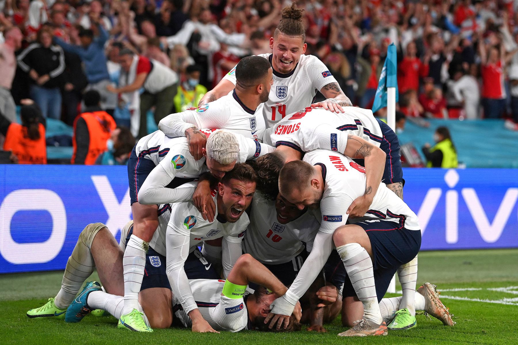 El delantero de Inglaterra Harry Kane celebra con el mediocampista de Inglaterra Phil Foden después de marcar un gol durante el partido de fútbol semifinal de la UEFA EURO 2020 entre Inglaterra y Dinamarca en el estadio de Wembley en Londres. Foto: AFP