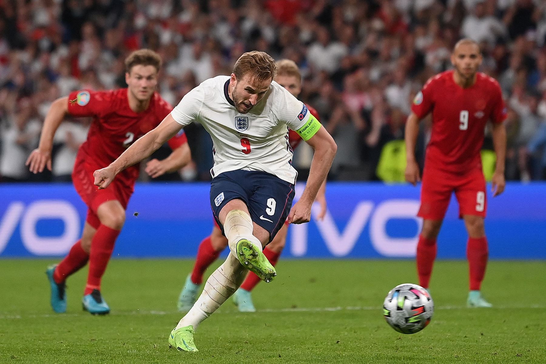 El delantero de Inglaterra Harry Kane, marca un gol durante el partido de fútbol semifinal de la UEFA EURO 2020 entre Inglaterra y Dinamarca en el estadio de Wembley en Londres. Foto: AFP