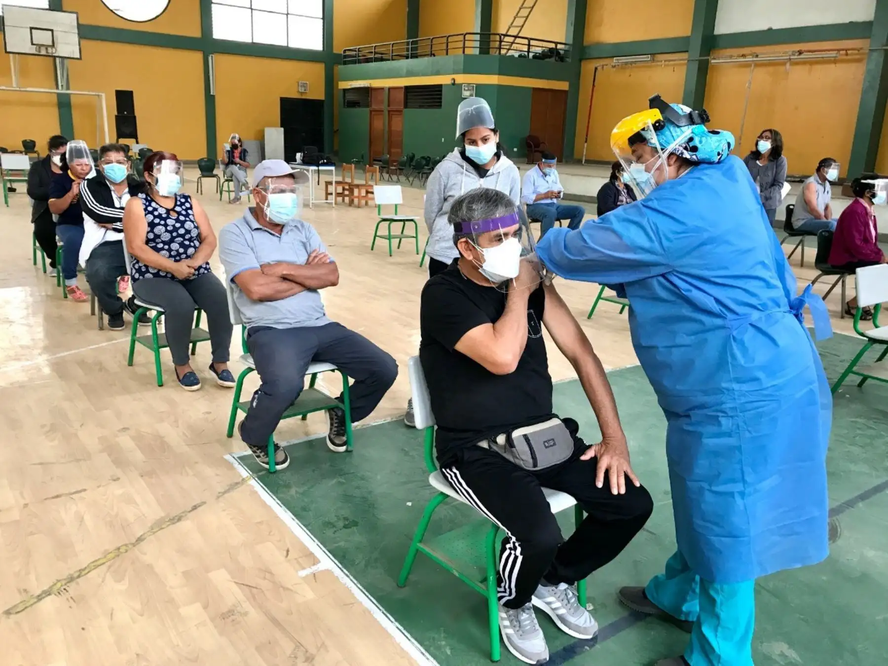 Lambayeque avanza en la vacunación contra la covid-19 a las personas mayores de 57 años, siguiendo el orden de acuerdo al último dígito del DNI. ANDINA/Difusión