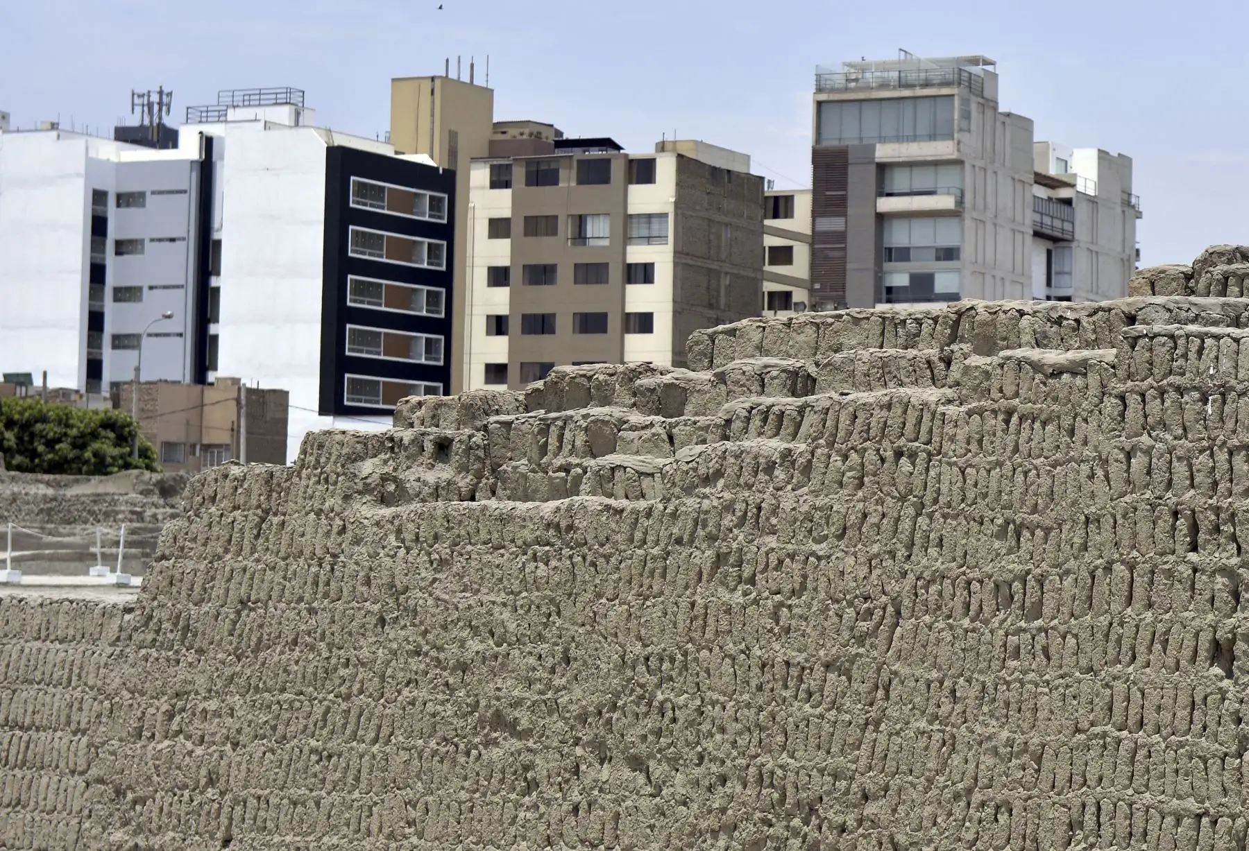 Todo el complejo fue construido con millones de adobitos hechos a mano, utilizando barro, agua, piedra y conchas molidas, dispuestos en forma de librero. Foto: AFP
