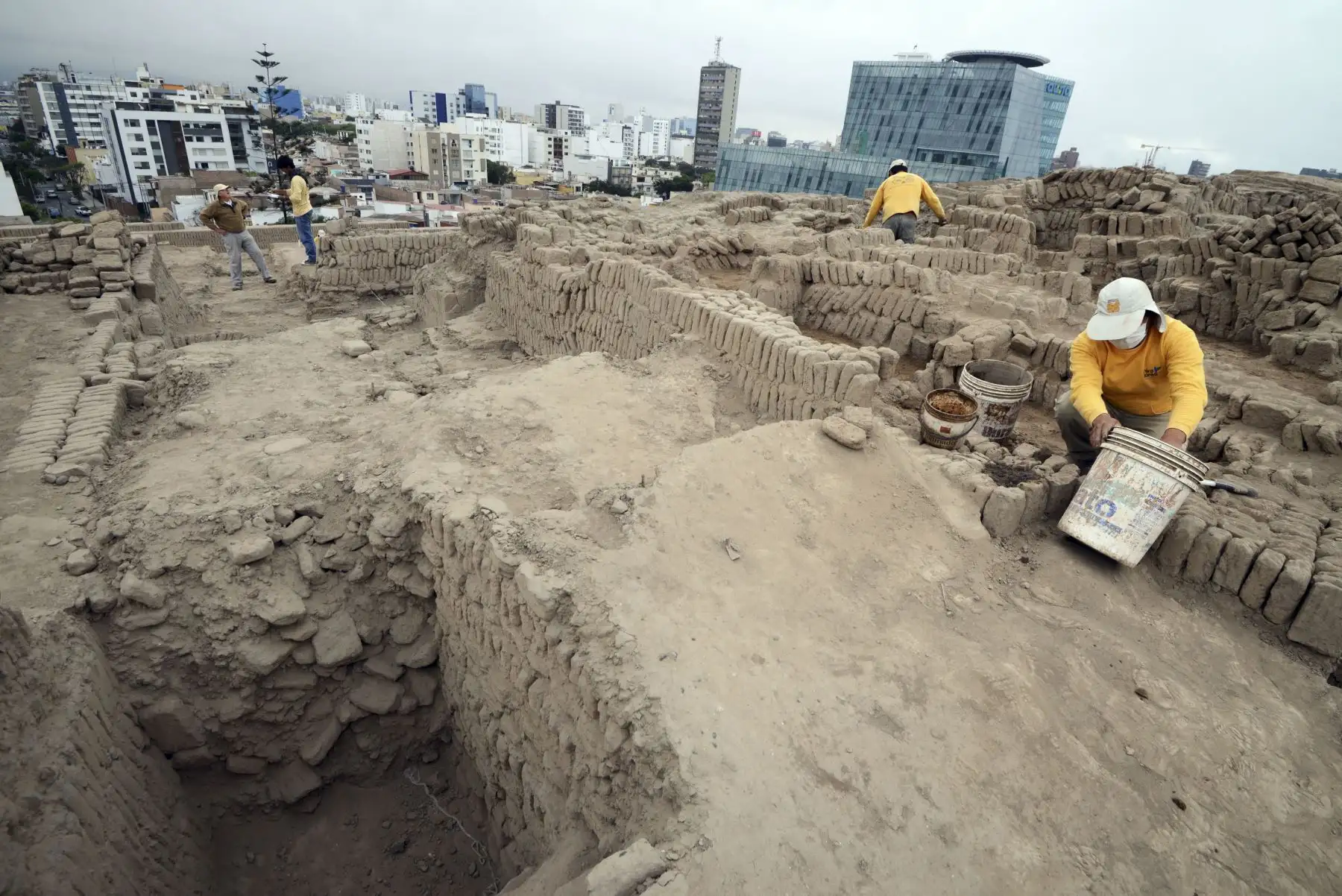 La Municipalidad de Miraflores celebra los 40 años del proyecto de recuperación y puesta en valor del centro ceremonial Huaca Pucllana. En la imagen, arqueólogos del museo Pucllana trabajan en el antiguo sitio preinca de Huaca Pucllana, en el distrito de Miraflores, el 25 de Noviembre del 2015. Foto: AFP