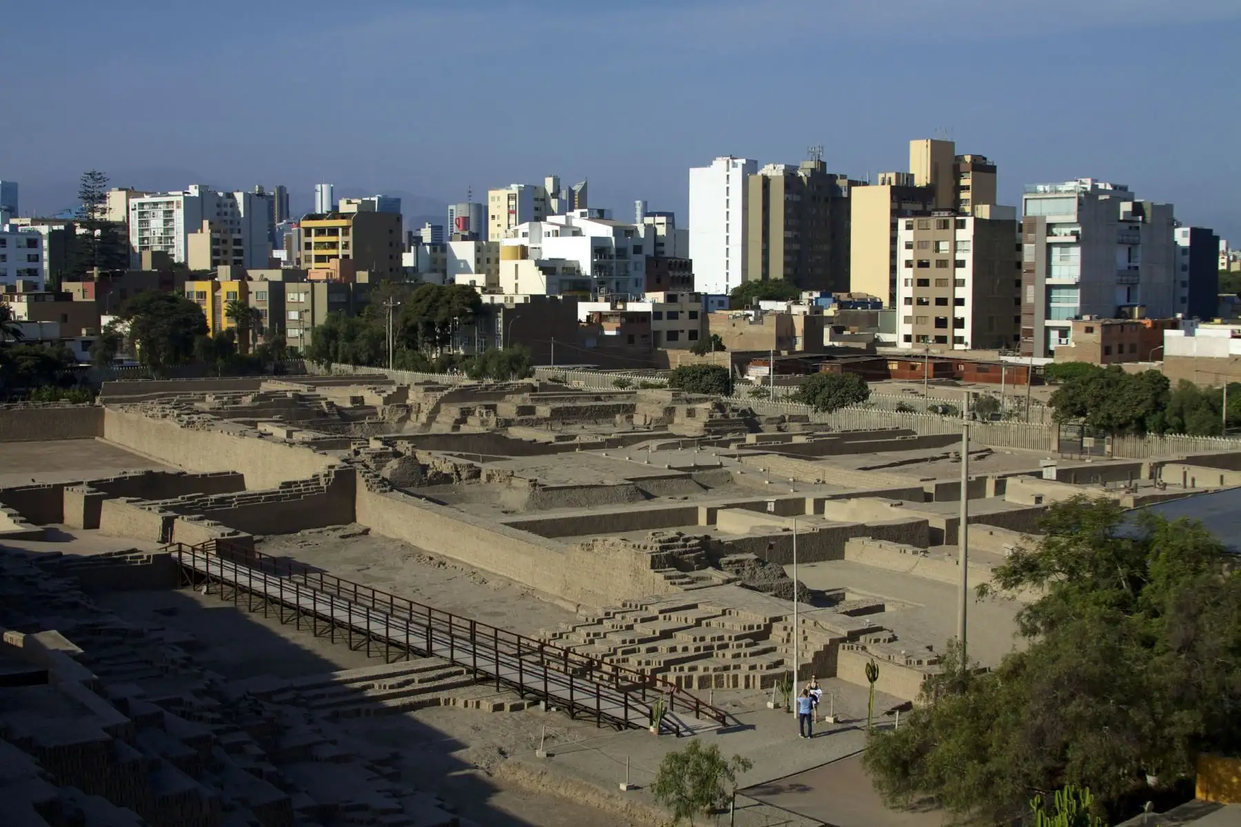 Se puede acceder a la exhibición y posterior recorrido los días lunes, miércoles, jueves viernes y sábado, entre las 9 de la mañana y las 3 y 30 de la tarde, previa reserva. La Huaca Pucllana funcionó como un centro ceremonial de la Cultura Lima entre los años 450 y 650 después de Cristo.  En la imagen, vista parcial del complejo religioso preincaico "Huaca Pucllana", en el distrito de Miraflores. Foto: ANDINA/Difusión