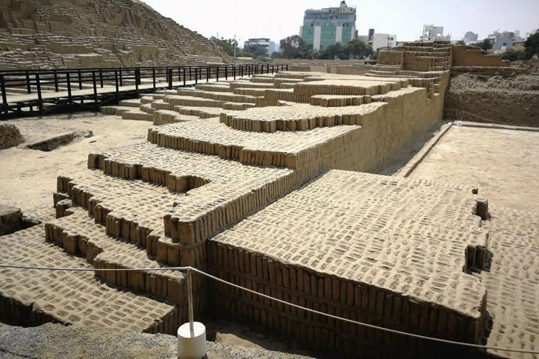 Se puede acceder a la exhibición y posterior recorrido los días lunes, miércoles, jueves viernes y sábado, entre las 9 de la mañana y las 3 y 30 de la tarde, previa reserva. La Huaca Pucllana funcionó como un centro ceremonial de la Cultura Lima entre los años 450 y 650 después de Cristo.  En la imagen, vista parcial del complejo religioso preincaico "Huaca Pucllana", en el distrito de Miraflores. Foto: ANDINA/Difusión