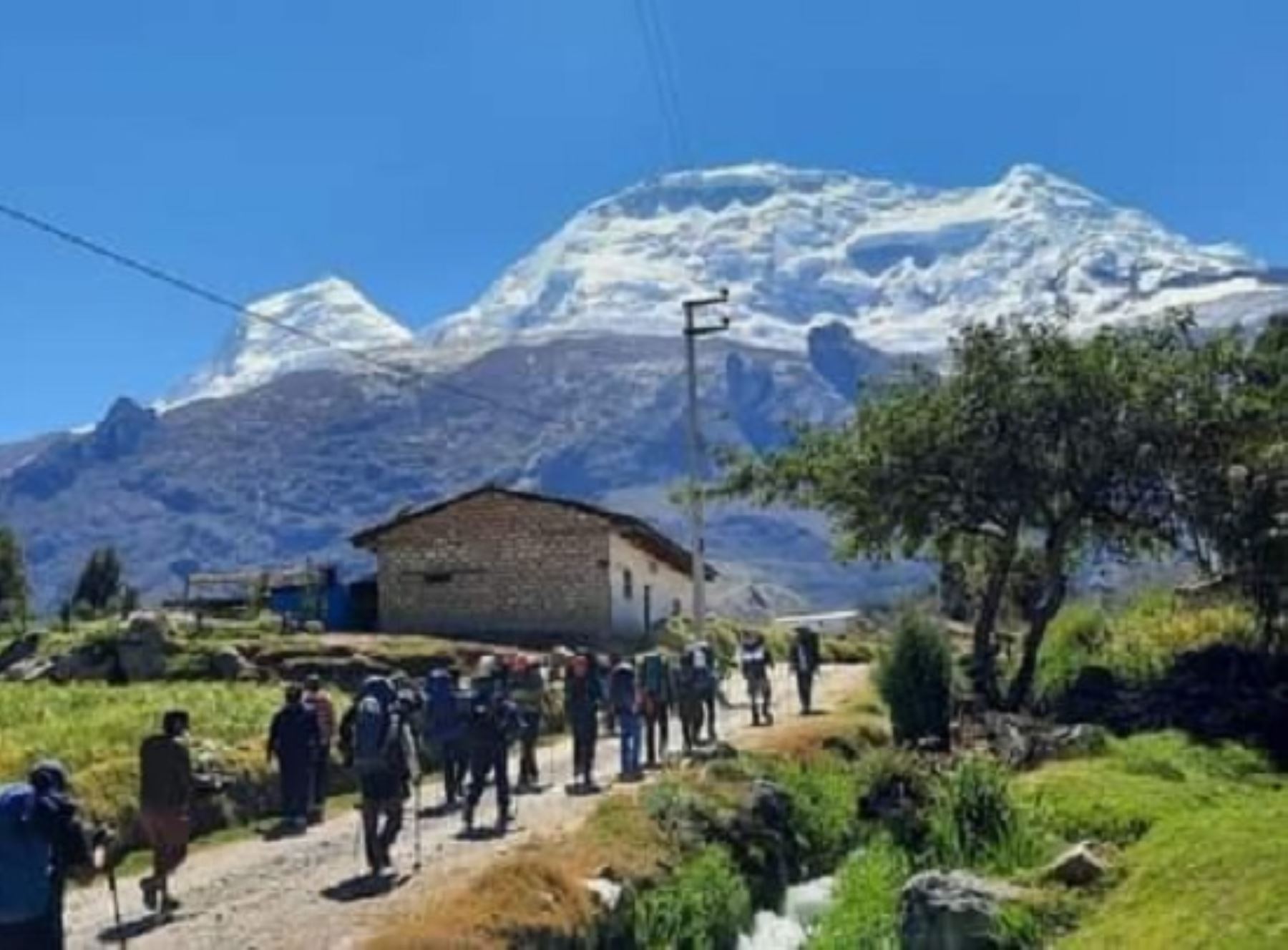 Partió la comisión de la Expedición al Huascarán que colocará la “Bandera del Bicentenario” en la cumbre del nevado ubicado en Áncash. ANDINA/Difusión