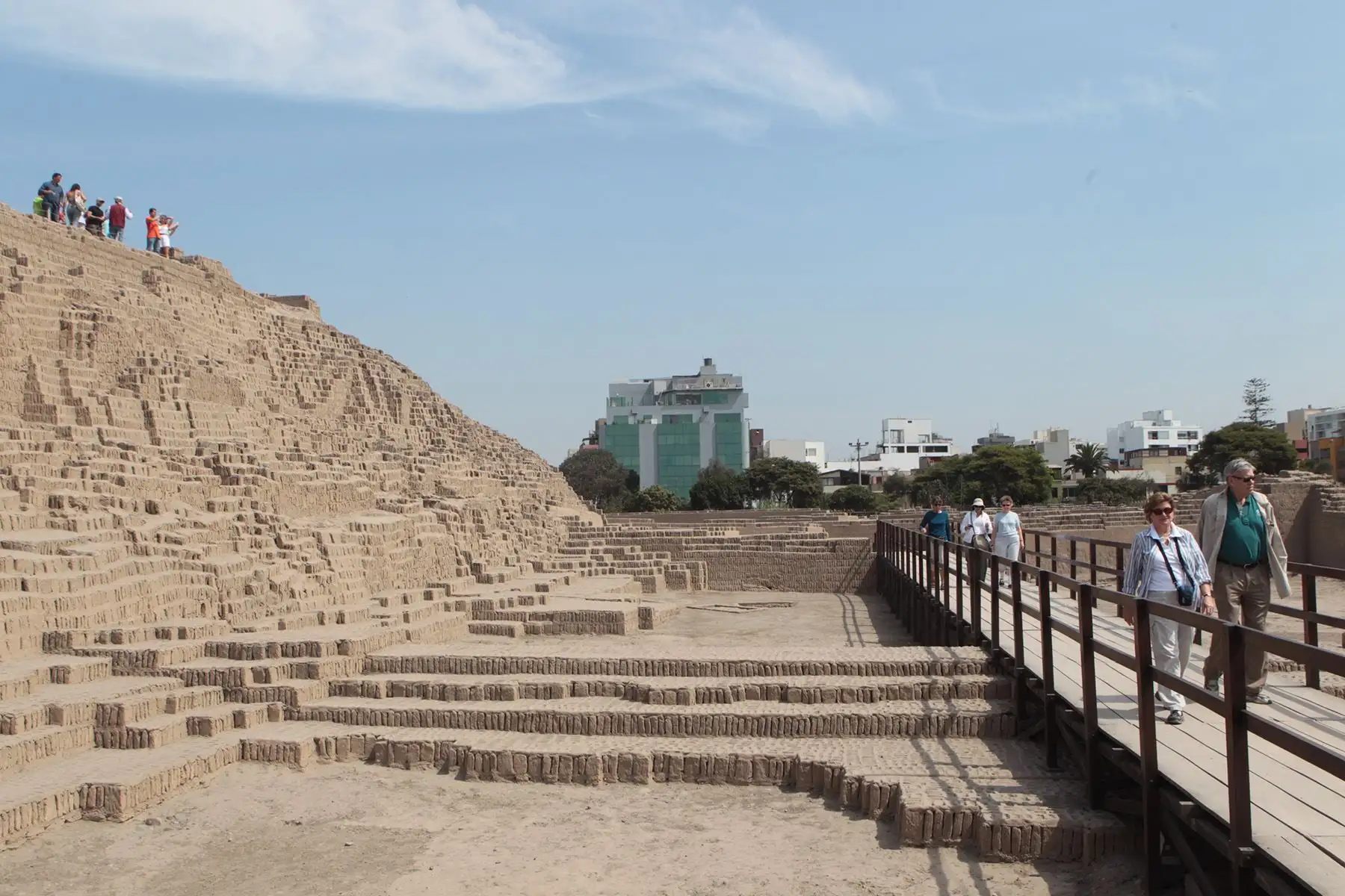 La Municipalidad de Miraflores celebra los 40 años del proyecto de recuperación y puesta en valor del centro ceremonial Huaca Pucllana. Lo hizo con la inauguración de la muestra fotográfica “Pucllana, 40 años recuperando nuestra historia ancestral”. Turistas extranjeros pasean en la Huaca Pucllana de Miraflores, el 24 de enero del 2011 Foto: ANDINA / Carlos Lezama