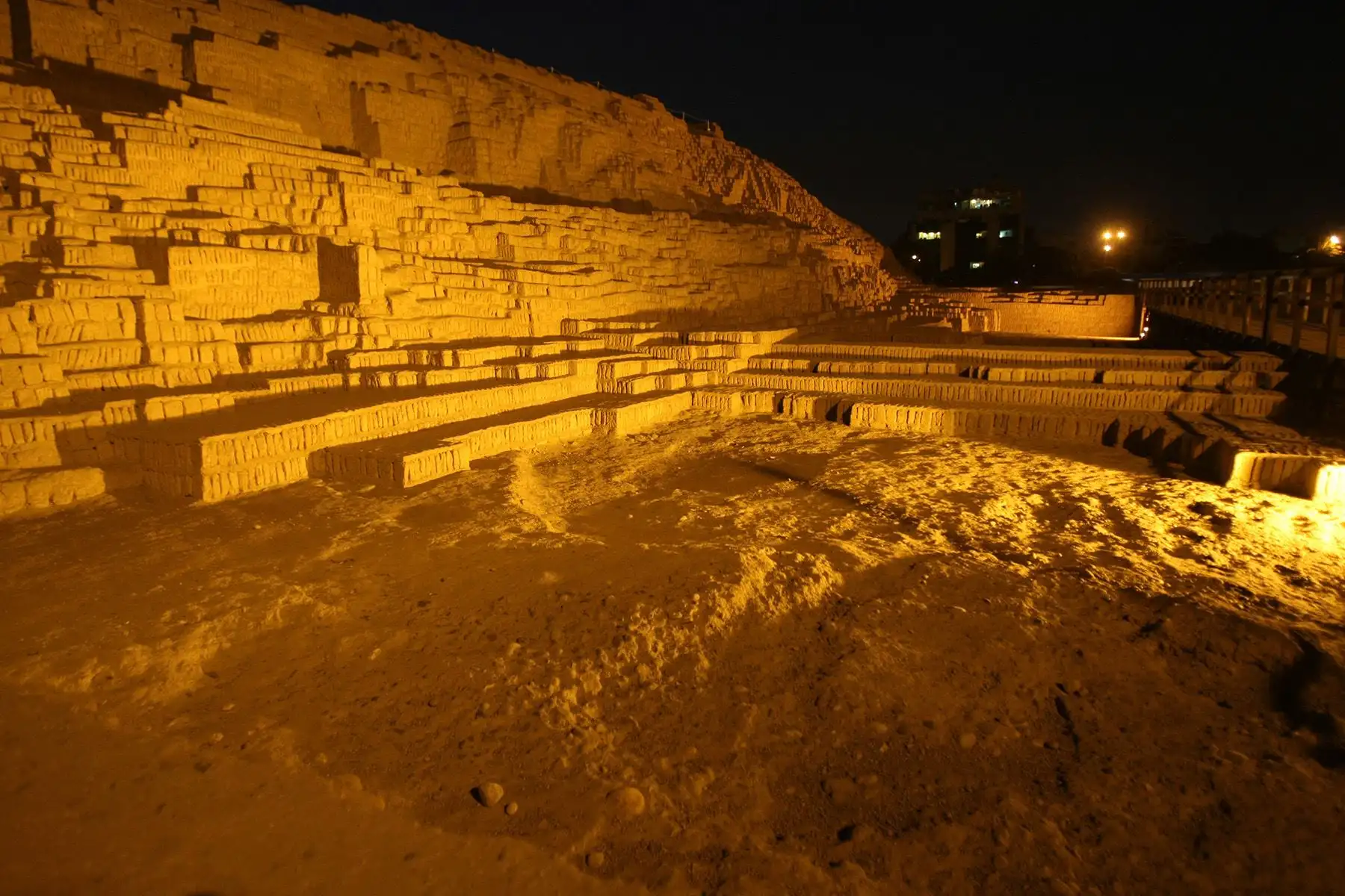 La Municipalidad de Miraflores celebra los 40 años del proyecto de recuperación y puesta en valor del centro ceremonial Huaca Pucllana. En la imagen la Huaca Pucllana iluminada en la inauguración de corcuito turístico de noche, el 21 de Abril del 2021. Foto: Diario Oficial El Peruano / Vidal Tarqui