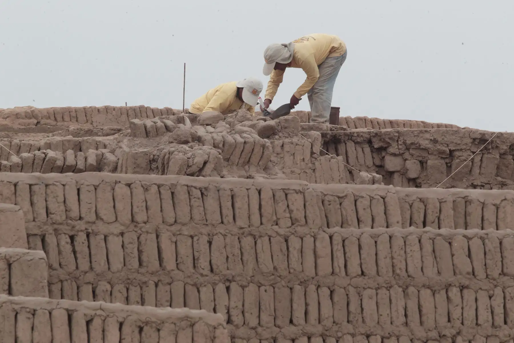 La Municipalidad de Miraflores celebra los 40 años del proyecto de recuperación y puesta en valor del centro ceremonial Huaca Pucllana. En la imagen, arqueólogos realizan trabajos de restauración e investigación en la Huaca Pucllana, el 23 de Octubre del 2015. Foto: ANDINA/ Melina Mejia