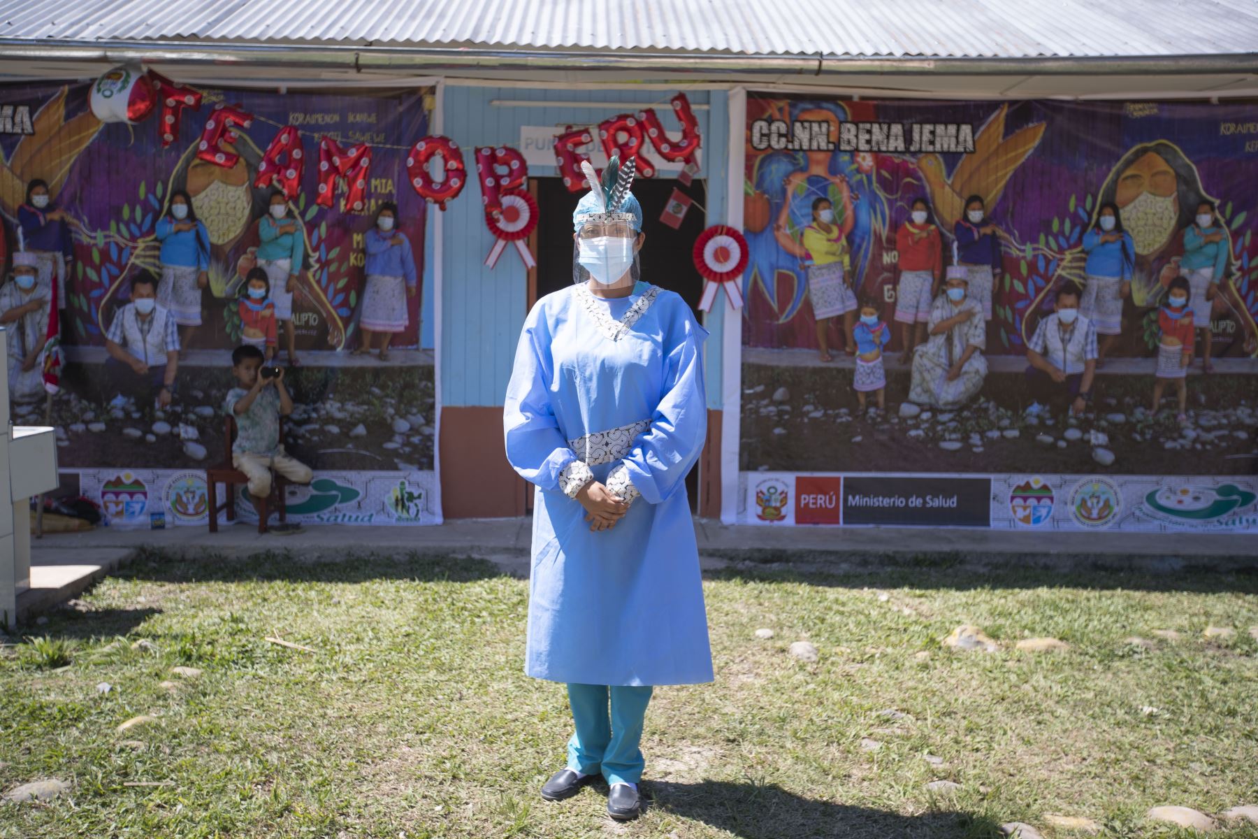 Presidente de la República, Francisco Sagasti, acompañado de los titiladores de Cultura y Minsa, supervisa el proceso de vacunación contra la Covid-19 en la comunidad nativa de Bena Tema en la región de Huánuco. Foto: ANDINA/Presidencia Perú