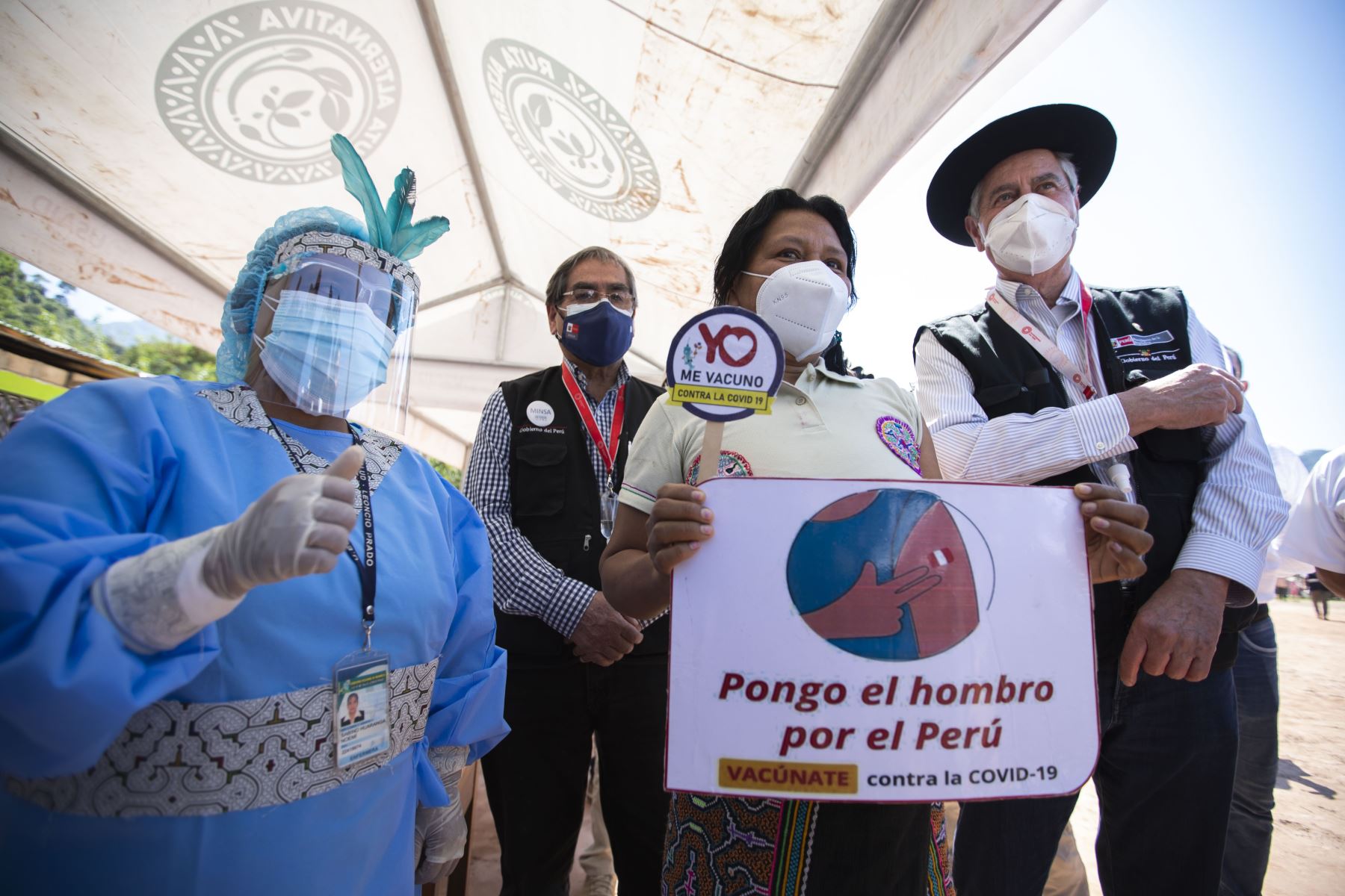 Presidente de la República, Francisco Sagasti, acompañado de los titiladores de Cultura y Minsa, supervisa el proceso de vacunación contra la Covid-19 en la comunidad nativa de Bena Tema en la región de Huánuco. Foto: ANDINA/Presidencia Perú