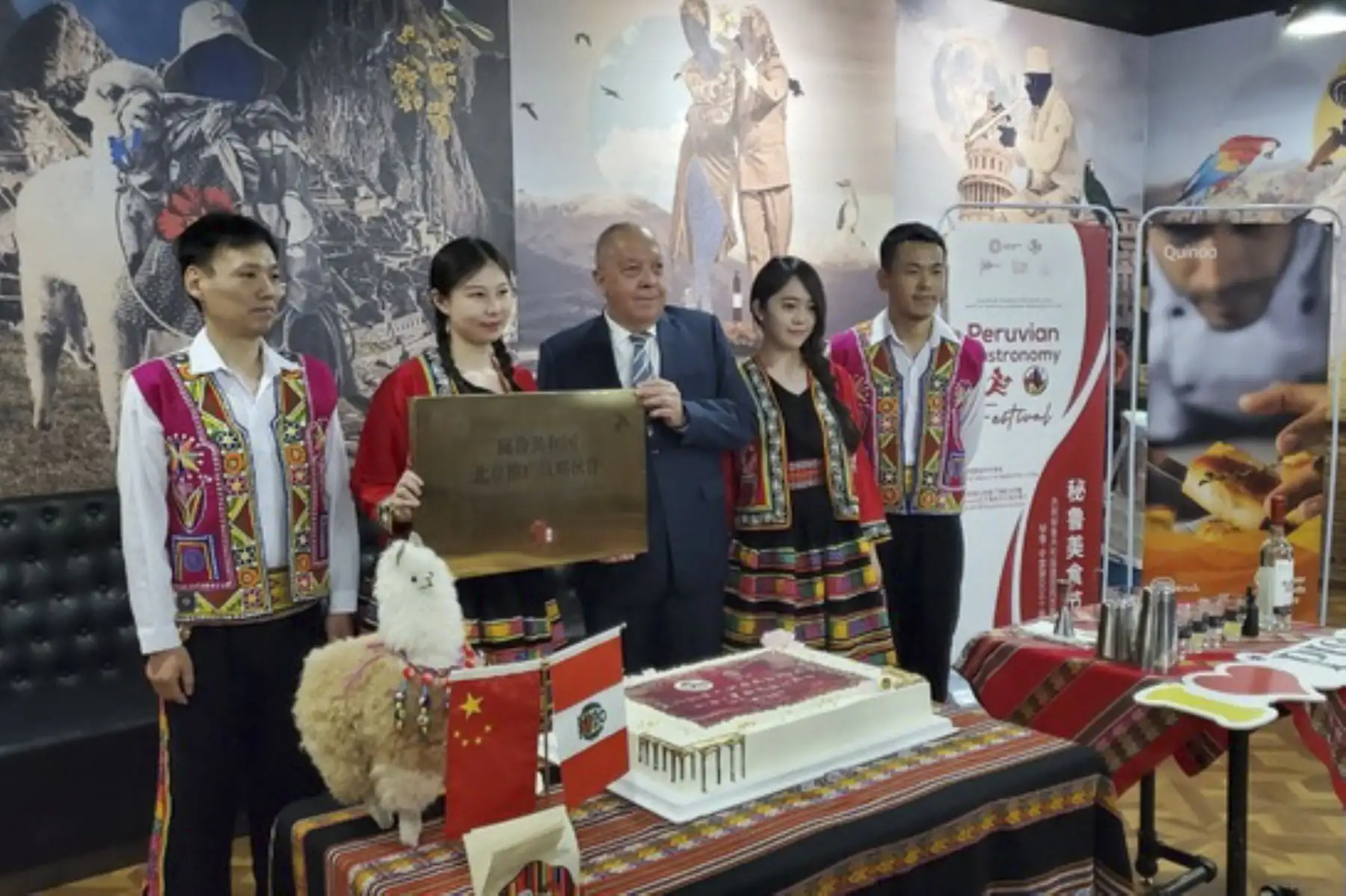 La Embajada del Perú en China organizó el “Festival Gastronómico del Perú” con motivo del Bicentenario y los cincuenta años de las relaciones diplomáticas. El evento se desarrolló en el restaurante “Encuentro” de la ciudad de Pekín. Foto: Difusión