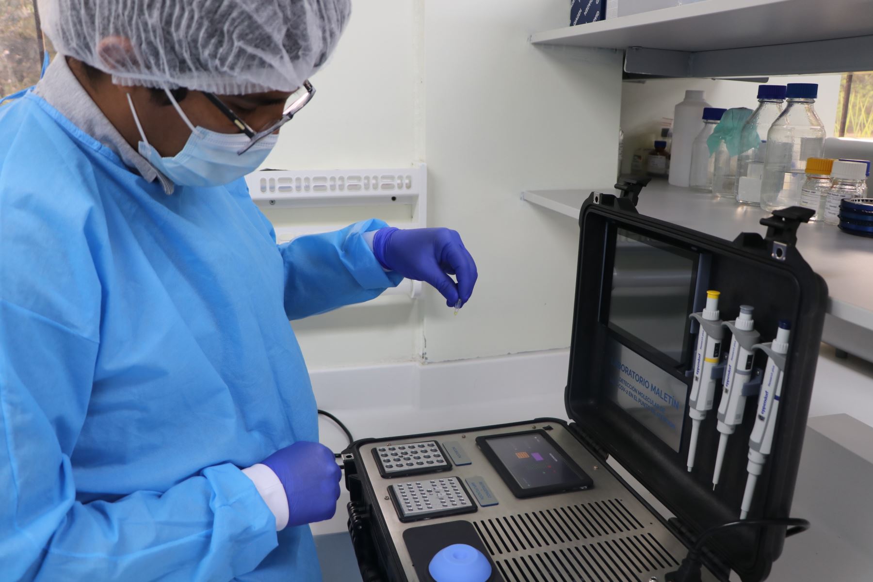 El laboratorio molecular portátil empezará las validaciones en campo, principalmente en tres hospitales de Lima: Hospital Nacional Cayetano Heredia, Hospital 2 de Mayo y Hospital María Auxiliadora. (Fotos: INS)