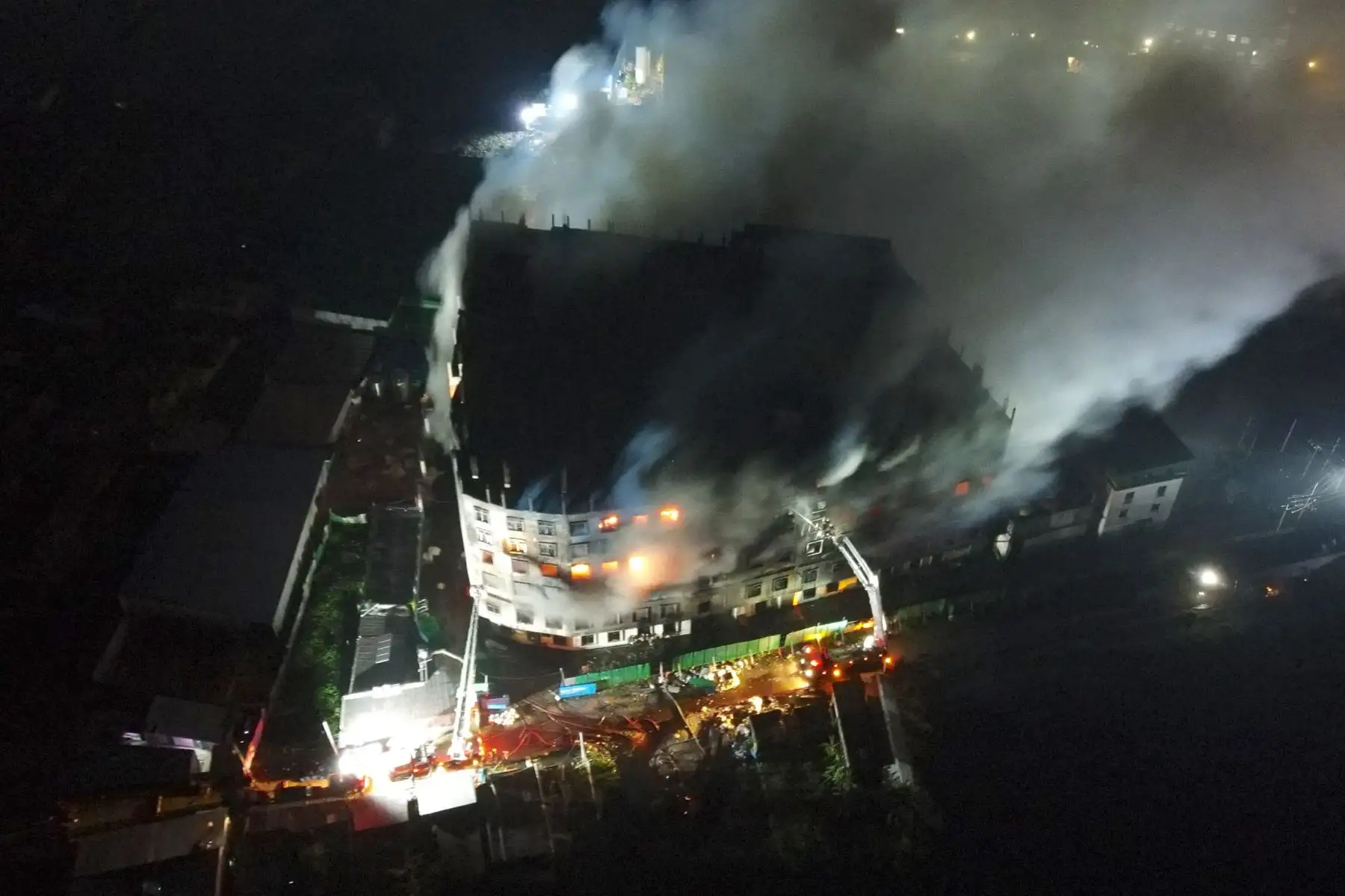 Una foto aérea muestra a los bomberos tratando de extinguir un incendio masivo que estalló en una fábrica de bebidas y alimentos en Narayanganj, Bangladesh central. Foto: AFP Una foto aérea muestra a los bomberos tratando de extinguir un incendio masivo que estalló en una fábrica de bebidas y alimentos en Narayanganj, Bangladesh central. Foto: AFP