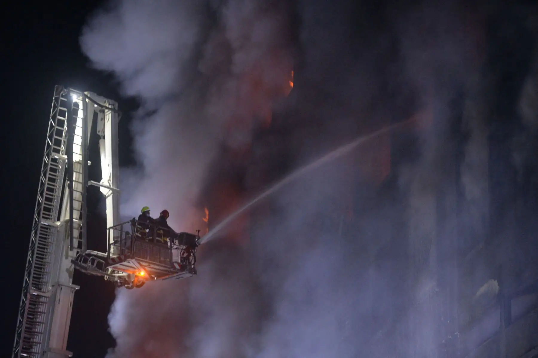 Los bomberos intentan extinguir un incendio masivo que estalló en una fábrica de bebidas y alimentos en Narayanganj, en el centro de Bangladesh. Foto:AFP Los bomberos intentan extinguir un incendio masivo que estalló en una fábrica de bebidas y alimentos en Narayanganj, en el centro de Bangladesh. Foto:AFP