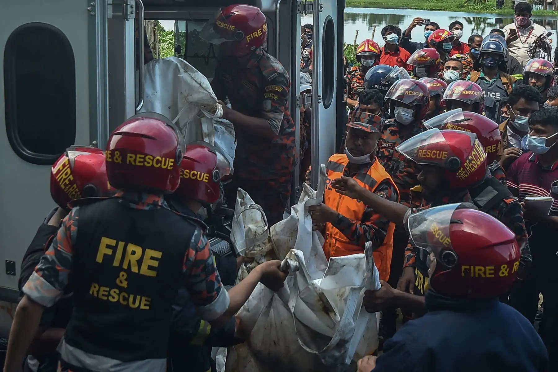 Los bomberos y los rescatistas recuperan los cuerpos de los fallecidos que murieron en el incendio que estalló un día antes en una fábrica de bebidas y alimentos en Rupganj en el distrito de Narayanganj según los informes, ha cobrado 43 vidas hasta el momento. Foto: AFP Los bomberos y los rescatistas recuperan los cuerpos de los fallecidos que murieron en el incendio que estalló un día antes en una fábrica de bebidas y alimentos en Rupganj en el distrito de Narayanganj según los informes, ha cobrado 43 vidas hasta el momento. Foto: AFP