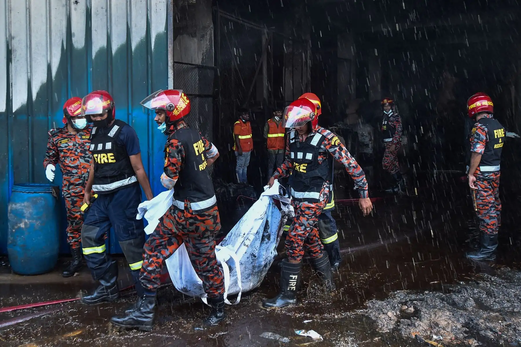 Los bomberos y los rescatistas recuperan los cuerpos de los fallecidos que murieron en el incendio que estalló un día antes en una fábrica de bebidas y alimentos en Rupganj en el distrito de Narayanganj según los informes, ha cobrado 43 vidas hasta el momento. Foto: AFP Los bomberos y los rescatistas recuperan los cuerpos de los fallecidos que murieron en el incendio que estalló un día antes en una fábrica de bebidas y alimentos en Rupganj en el distrito de Narayanganj según los informes, ha cobrado 43 vidas hasta el momento. Foto: AFP