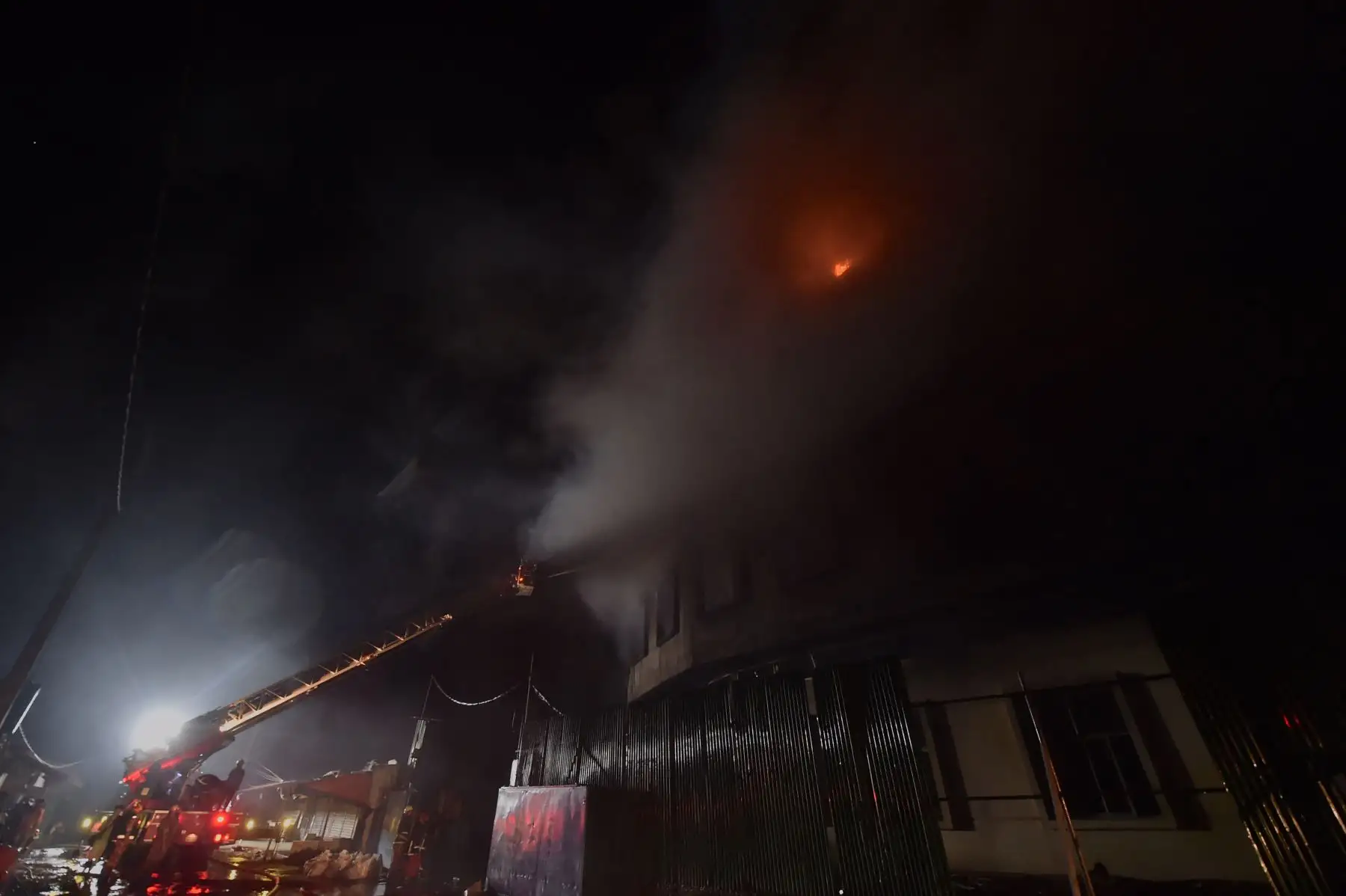 Los bomberos intentan extinguir un incendio masivo que estalló en una fábrica de bebidas y alimentos en Narayanganj, en el centro de Bangladesh. Foto: AFP Los bomberos intentan extinguir un incendio masivo que estalló en una fábrica de bebidas y alimentos en Narayanganj, en el centro de Bangladesh. Foto: AFP