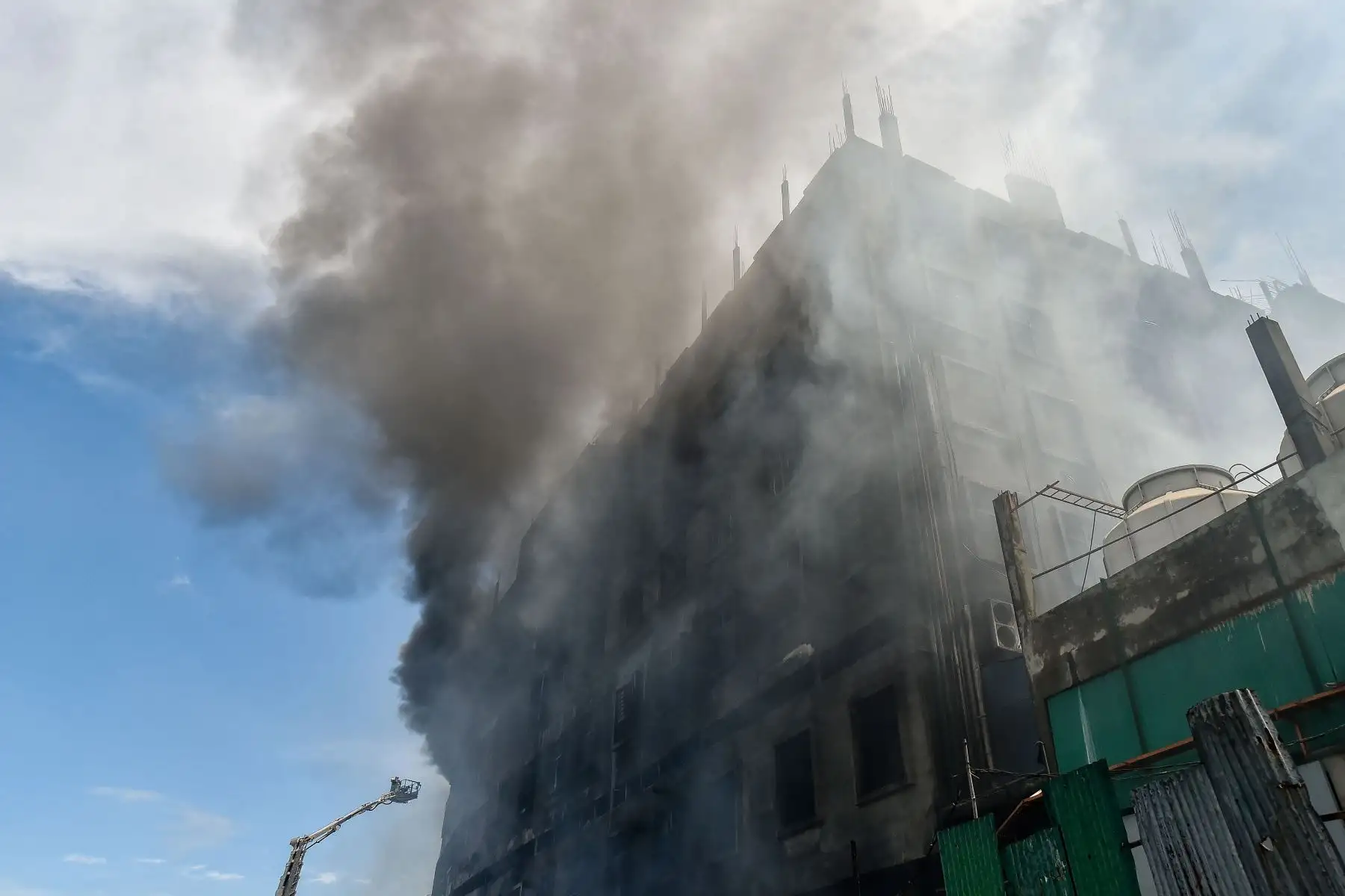 Los bomberos intentan apagar un incendio que estalló un día antes en una fábrica de bebidas y alimentos en Rupganj en el distrito de Narayanganj  según los informes, se ha cobrado 43 vidas hasta ahora. Foto: AFP Los bomberos intentan apagar un incendio que estalló un día antes en una fábrica de bebidas y alimentos en Rupganj en el distrito de Narayanganj  según los informes, se ha cobrado 43 vidas hasta ahora. Foto: AFP