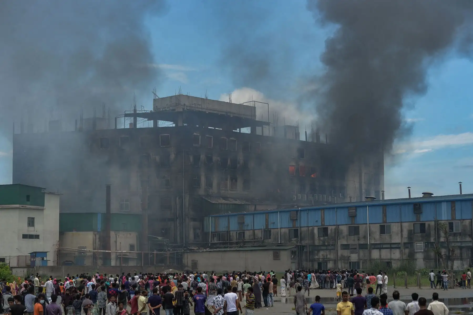 Incendio masivo que estalló un día antes en una fábrica de bebidas y alimentos en Rupganj en el distrito de Narayanganj, según los informes, se ha cobrado 43 vidas hasta ahora. Foto:AFP Incendio masivo que estalló un día antes en una fábrica de bebidas y alimentos en Rupganj en el distrito de Narayanganj, según los informes, se ha cobrado 43 vidas hasta ahora. Foto:AFP