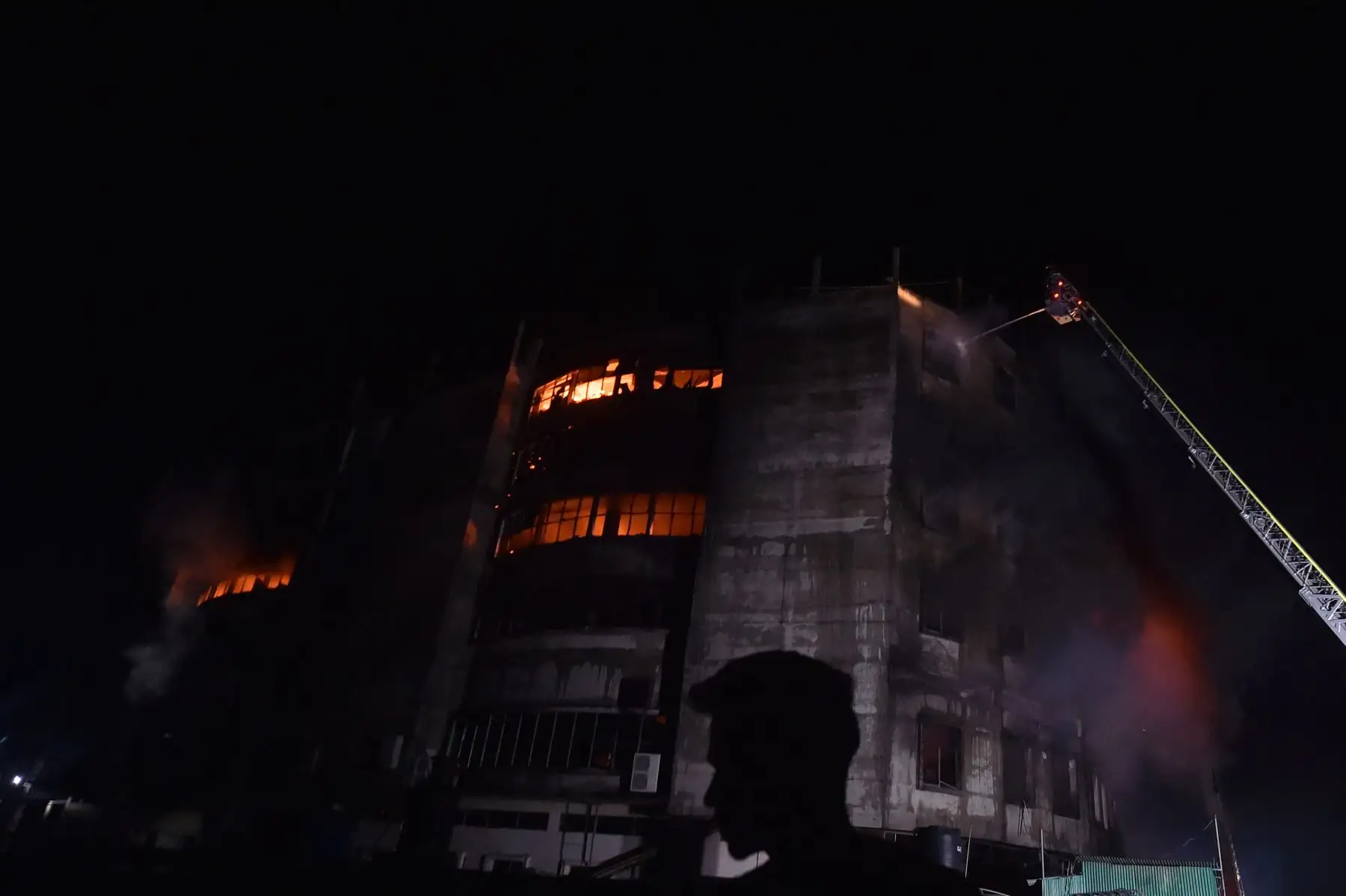 Los bomberos intentan extinguir un incendio masivo que estalló en una fábrica de bebidas y alimentos en Narayanganj, en el centro de Bangladesh. Foto: AFP Los bomberos intentan extinguir un incendio masivo que estalló en una fábrica de bebidas y alimentos en Narayanganj, en el centro de Bangladesh. Foto: AFP