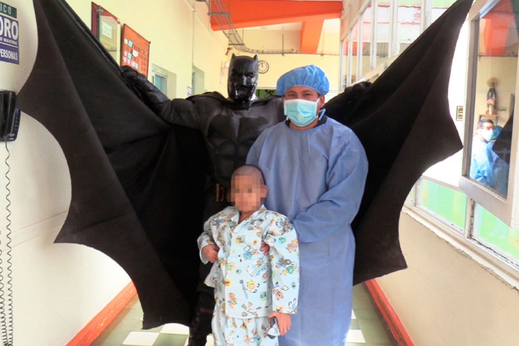 Insn – Breña: Batman visitó a pequeño paciente que sufrió quemaduras de tercer grado. Foto: Difusión
