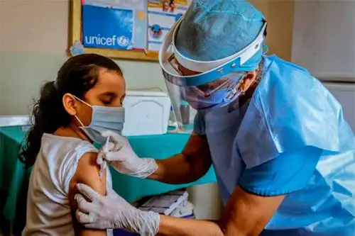 Vacunación disminuyó debido a la pandemia. Ahora, miles de niñas podrían estar en riesgo, en un futuro, al desarrollo de cáncer de cuello uterino. Virus de Papiloma Humano, VPH. Foto: Cortesía