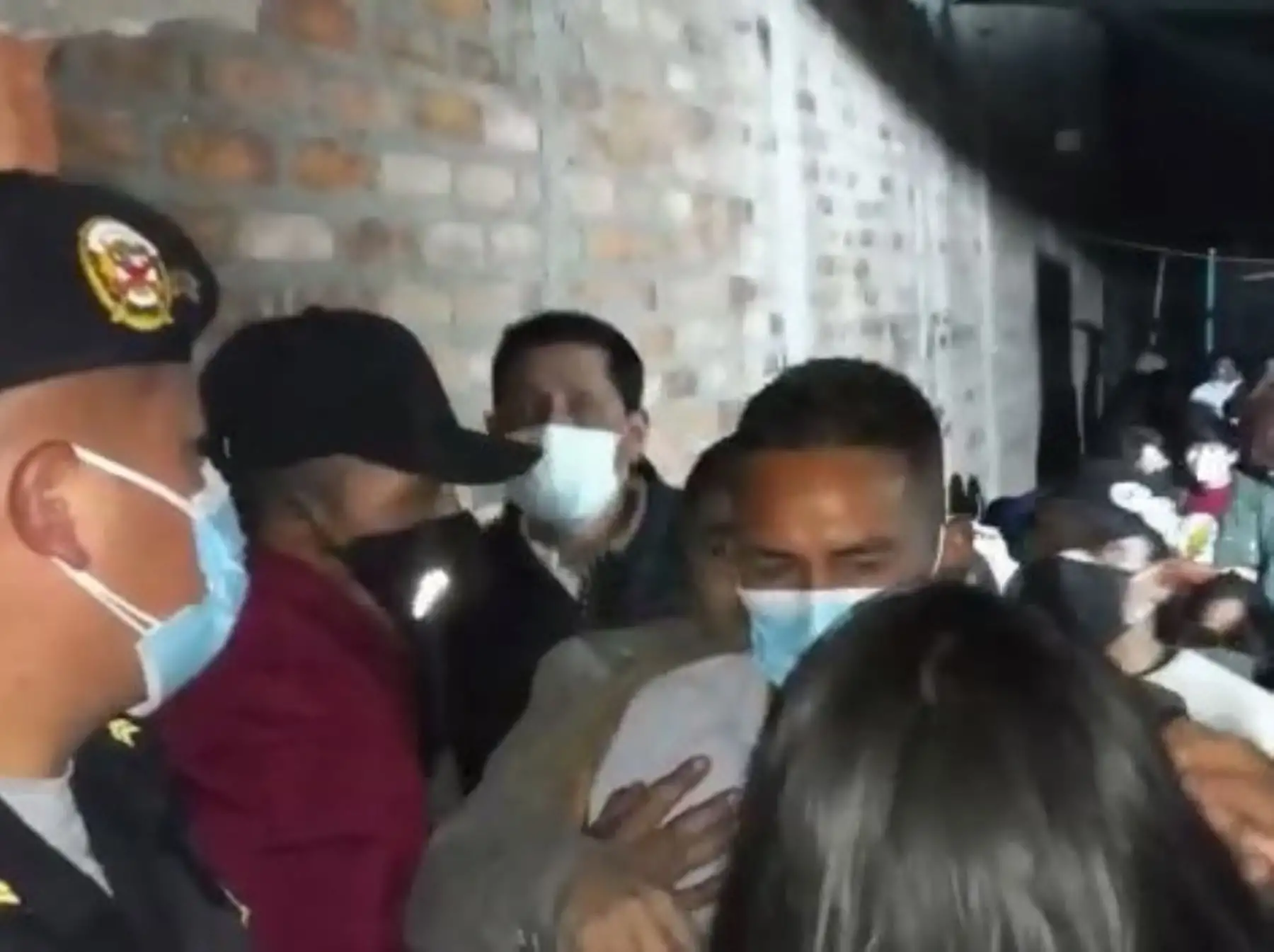 Autoridades intervinieron al alcalde de Yanacancha, dos policías y a otros 50 infractores que participaban de una fiesta clandestina en Chupaca, Junín, en pleno toque de queda.
