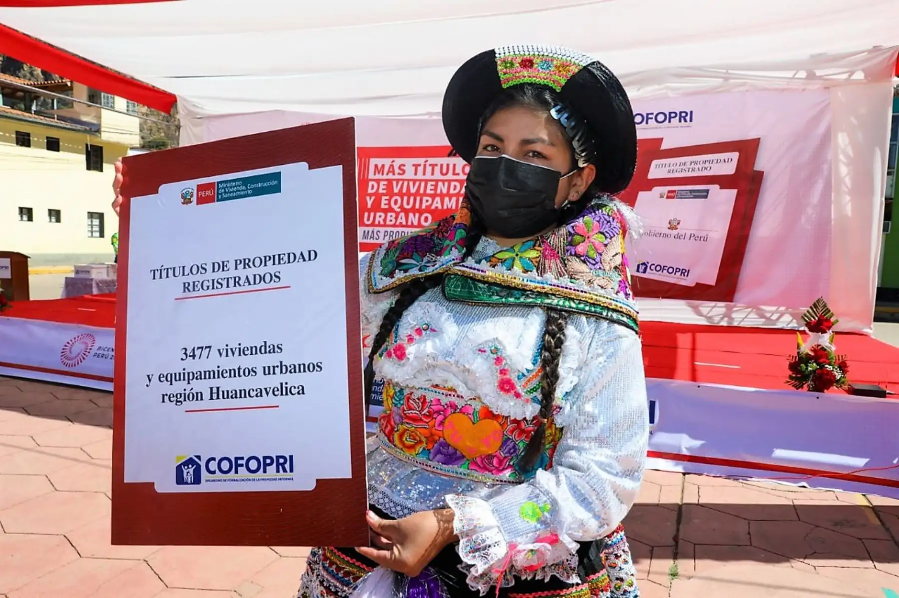 Una ciudadana de Huancavelica recibe el título de propiedad entregado por la ministra Solangel Fernández. Foto: ANDINA/difusión.