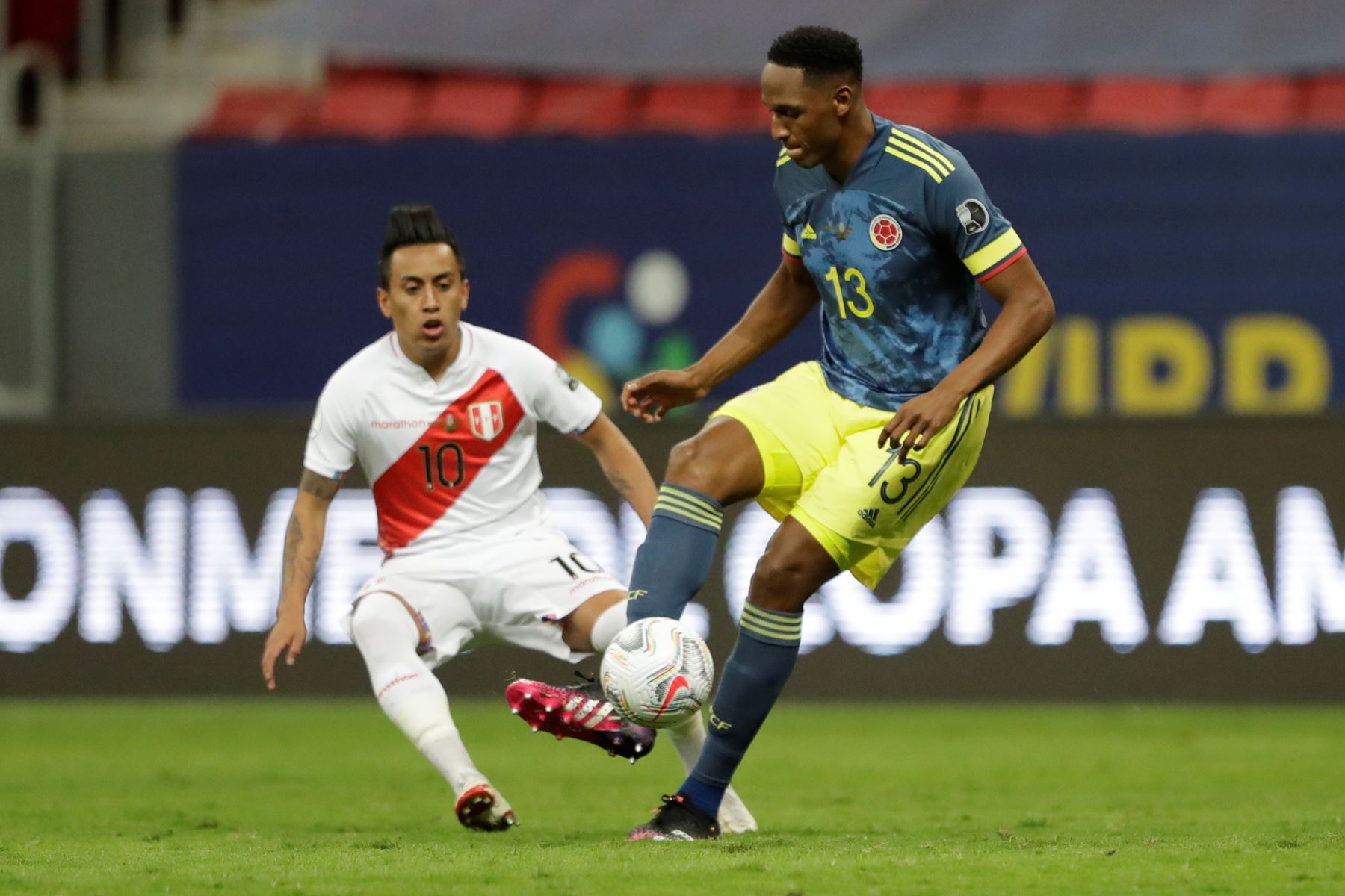 Yerry Mina de Colombia disputa el balón con Christian Cueva de Perú durante el partido por el tercer puesto de la Copa América, en el estadio Mané Garrincha, en Brasilia. Foto: EFE