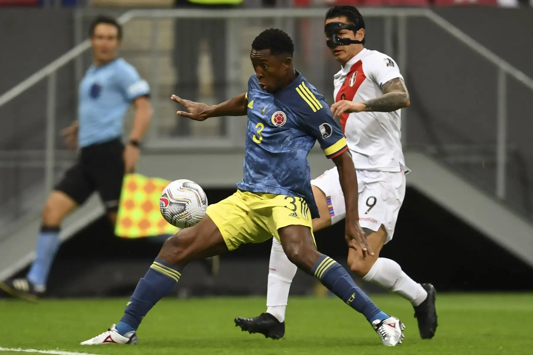 El colombiano Oscar Murillo y el peruano Gianluca Lapadula compiten por el balón durante el partido por el tercer lugar de la Copa América, en el estadio Mane Garrincha, de Brasilia. Foto: AFP