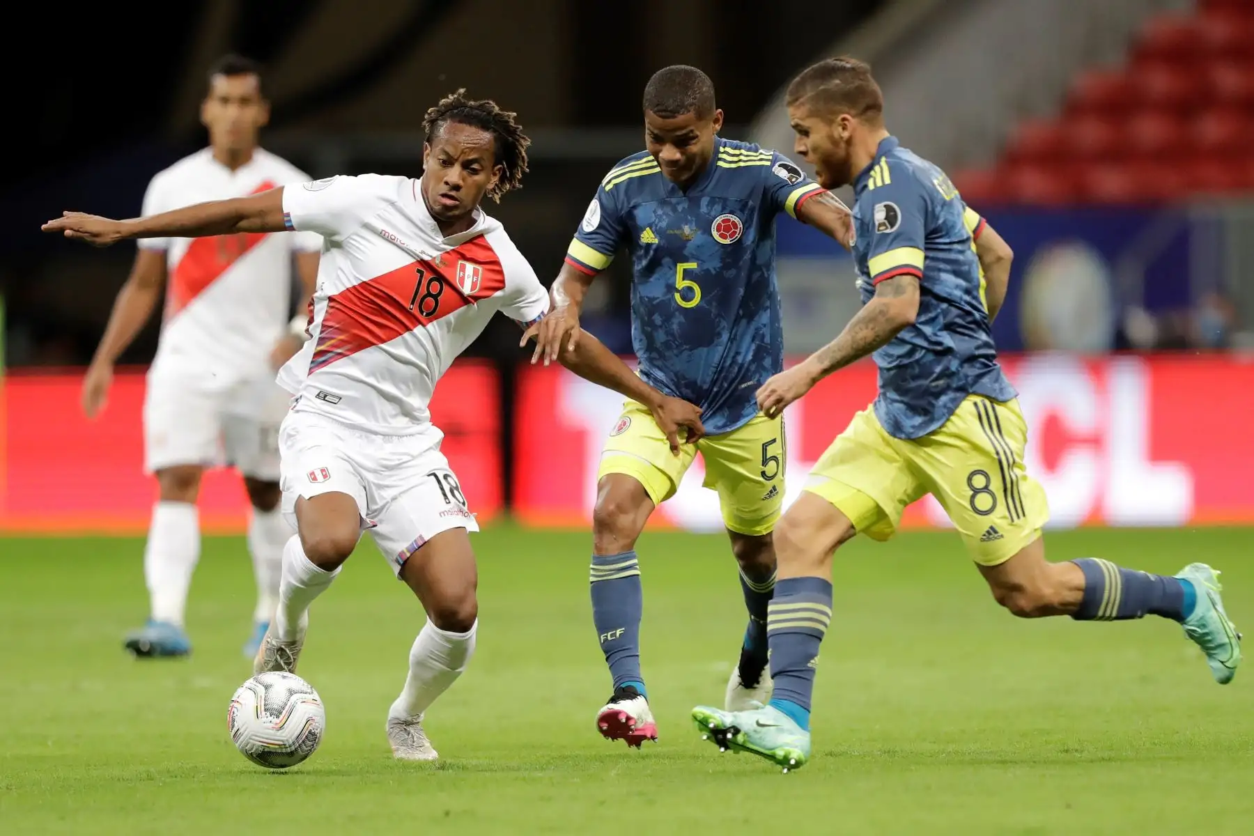 Willmar Barrios y Gustavo Cuellar de Colombia disputan el balón con André Carrillo de Perú durante el partido por el tercer puesto de la Copa América, en el estadio Mané Garrincha, en Brasilia. Foto: EFE