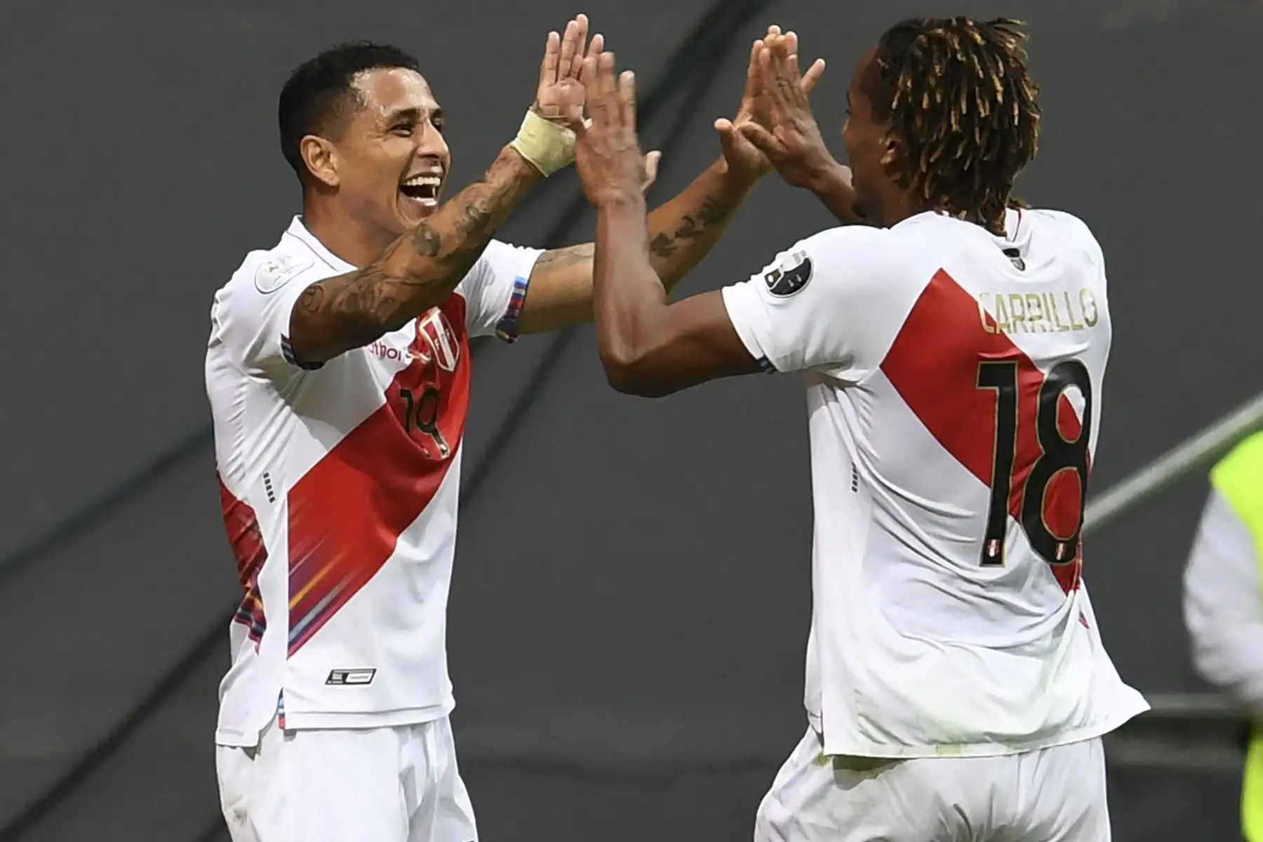 Yoshimar Yotun de Perú celebra con su compañero Andre Carrillo tras anotar contra Colombia durante el partido por el tercer puesto de la Copa América, en el estadio Mane Garrincha de Brasilia. Foto: AFP