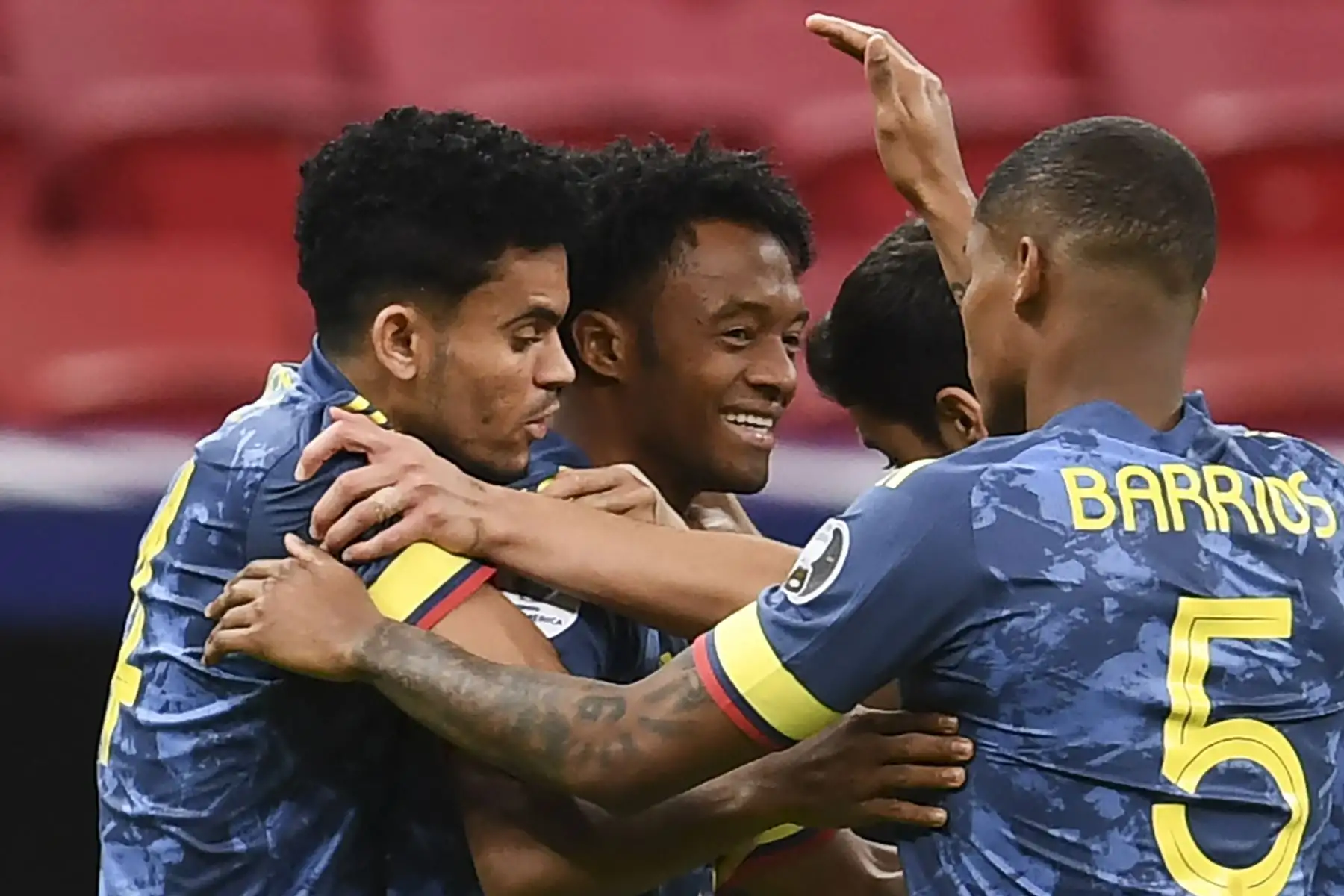 El colombiano Juan Cuadrado celebra con sus compañeros tras anotar un tiro libre contra Perú durante el partido por el tercer puesto de la Copa América 2021, en el Estadio Mane Garrincha, en Brasilia. Foto: AFP