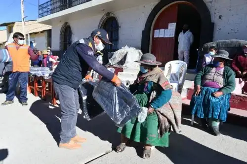 La Oficina Regional de Defensa Nacional y Defensa Civil de Arequipa entregó 1,275 frazadas y 350 mantas a la población afectadas por las bajas temperaturas. Foto: ANDINA/Difusión