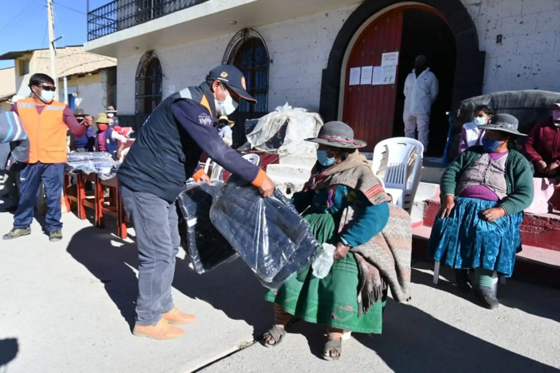 La Oficina Regional de Defensa Nacional y Defensa Civil de Arequipa entregó 1,275 frazadas y 350 mantas a la población afectadas por las bajas temperaturas. Foto: ANDINA/Difusión