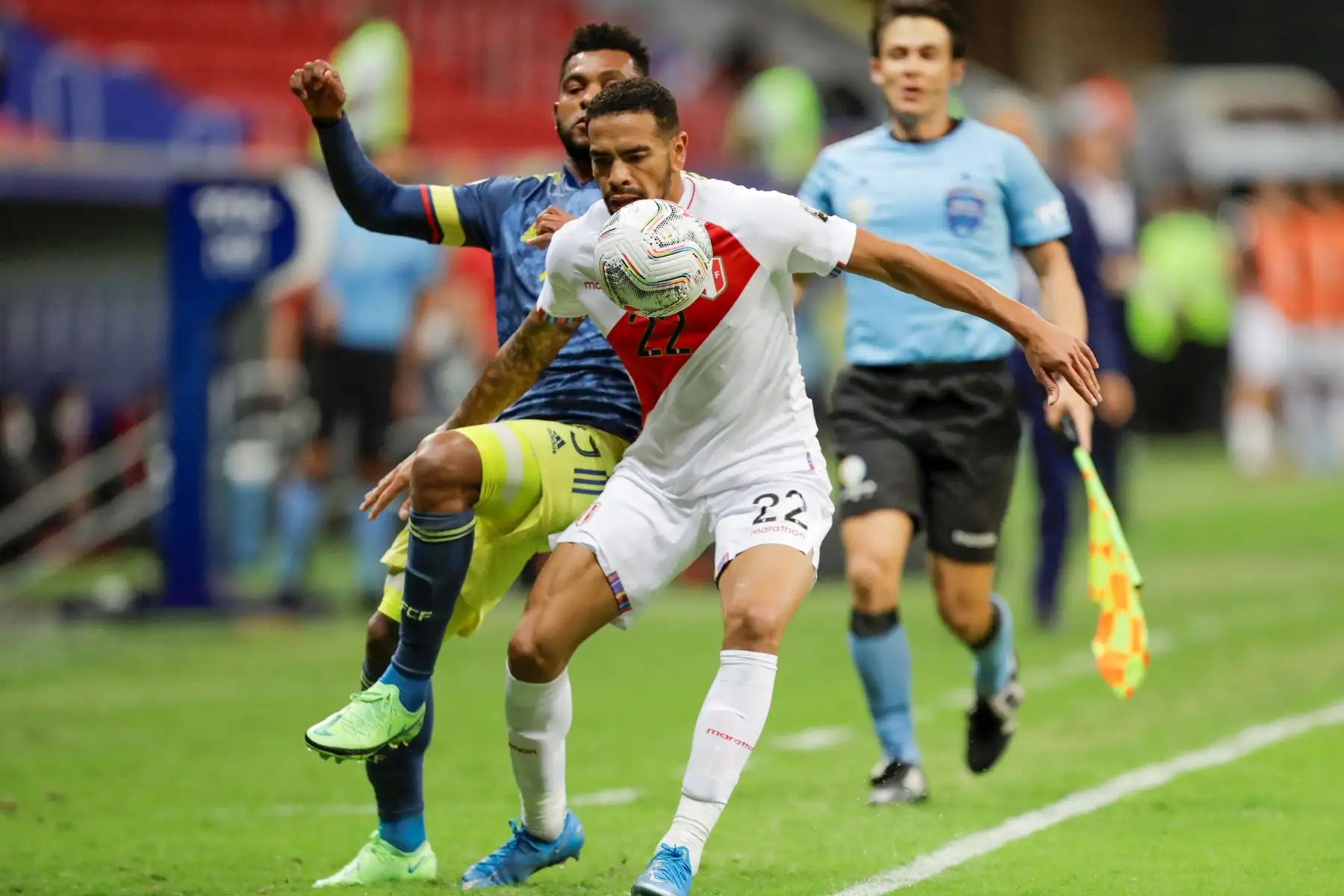 Miguel Borja de Colombia disputa el balón con Alexander Callens de Perú durante el partido por el tercer puesto de la Copa América, en el estadio Mané Garrincha en Brasilia. Foto: EFE